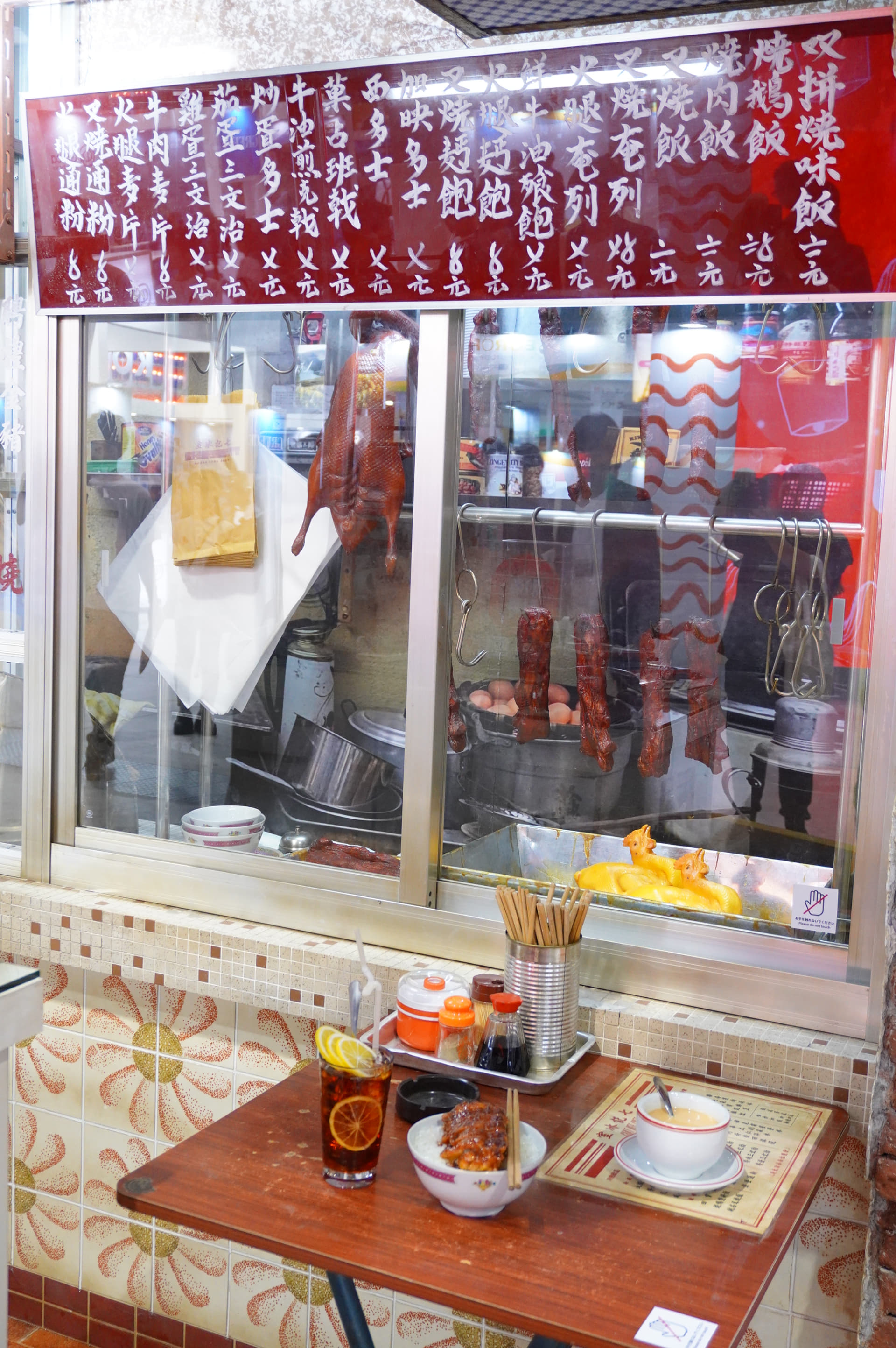 中華飯店や床屋、駄菓子屋などの映画セットが組まれ、少し怪しげな九龍城砦の世界がリアルに再現される