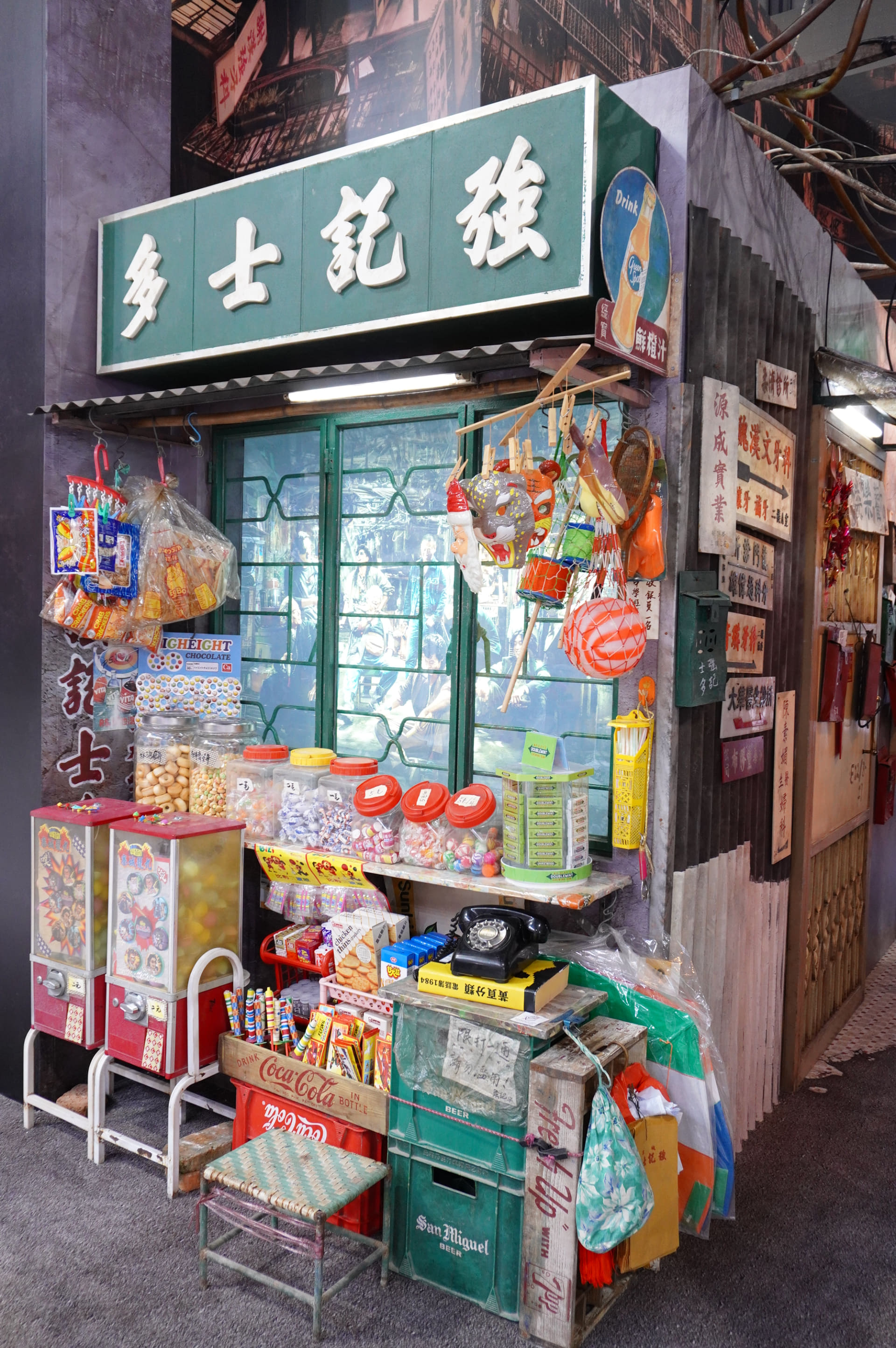 中華飯店や床屋、駄菓子屋などの映画セットが組まれ、少し怪しげな九龍城砦の世界がリアルに再現される