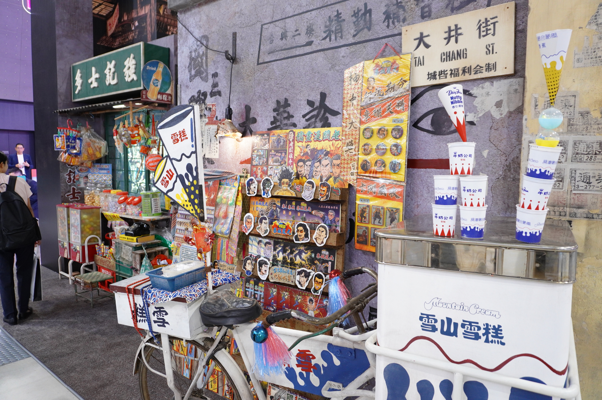 中華飯店や床屋、駄菓子屋などの映画セットが組まれ、少し怪しげな九龍城砦の世界がリアルに再現される
