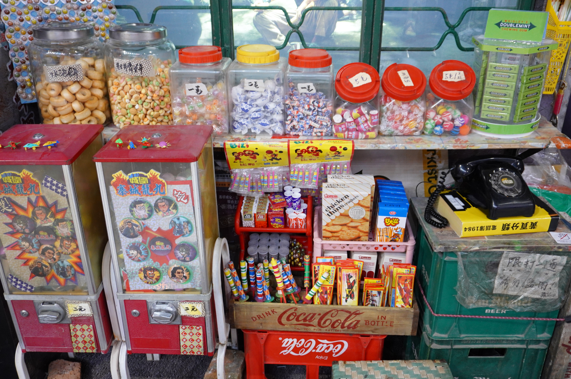 中華飯店や床屋、駄菓子屋などの映画セットが組まれ、少し怪しげな九龍城砦の世界がリアルに再現される