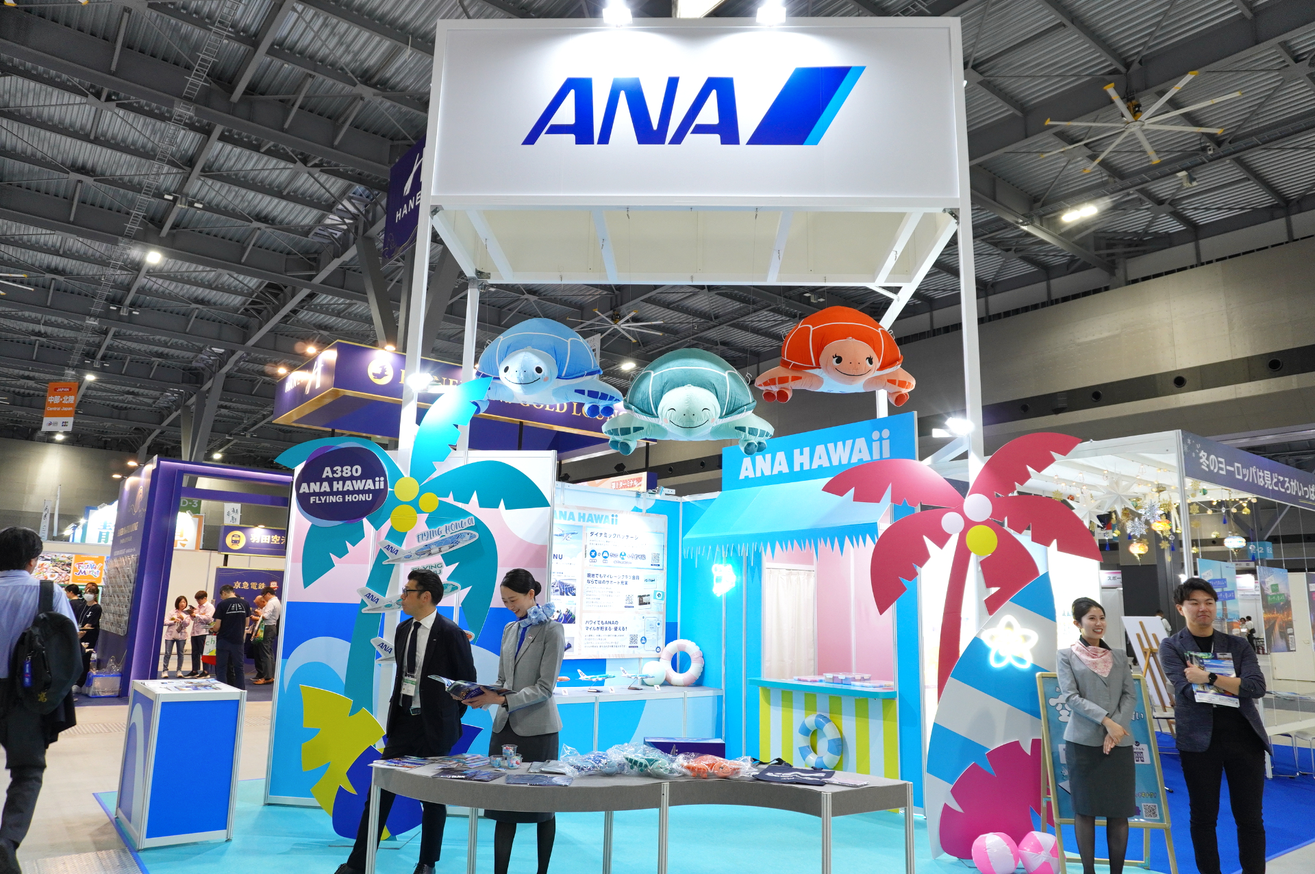 エアバス A380型機「FLYING HONU」の3匹、ラニ、カイ、ラーが出迎えるANAブース