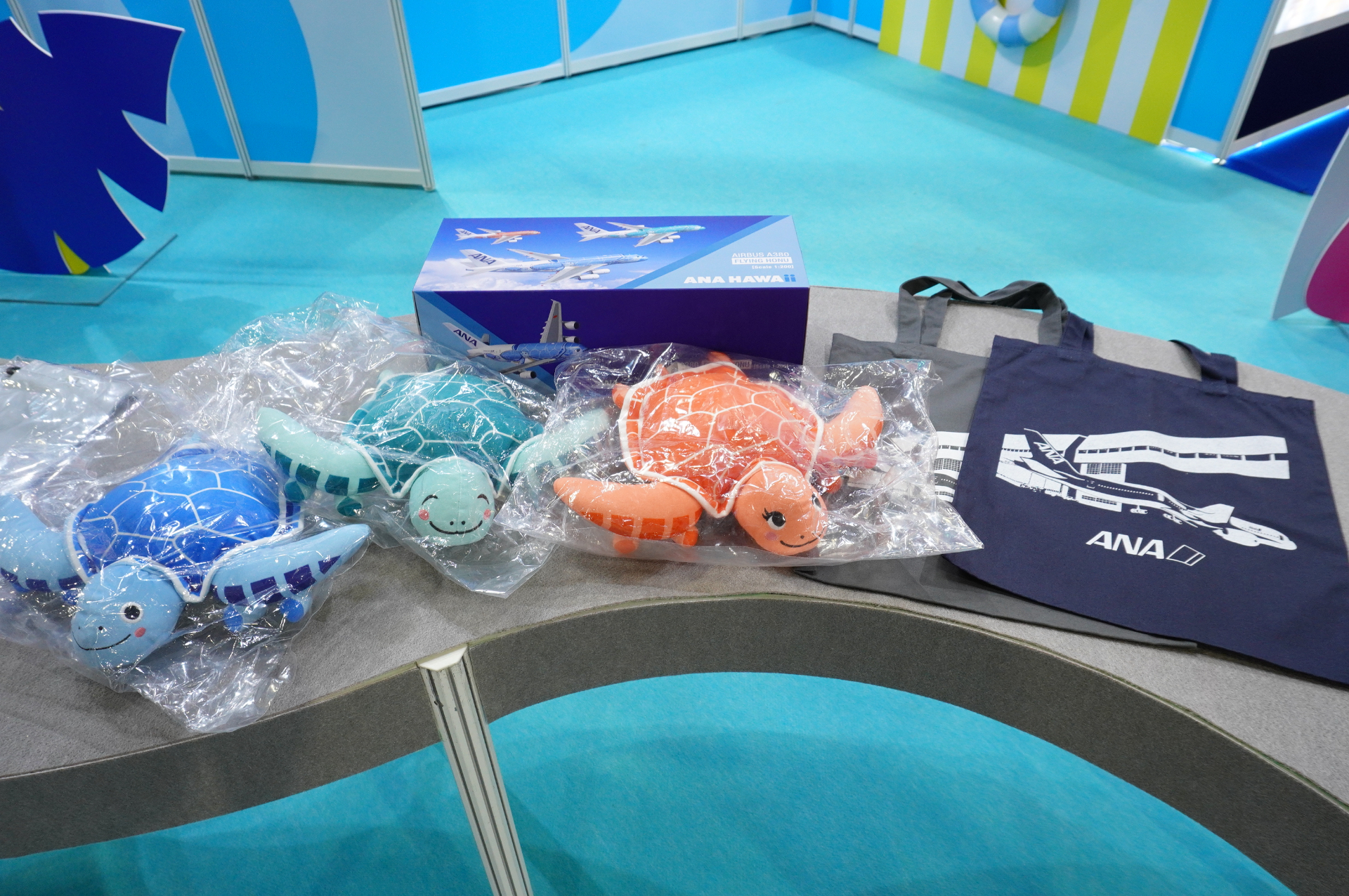 ガラポンの景品は、1等がモデルプレーン、2等がぬいぐるみ、3等がトートバッグ、4等がポーチ