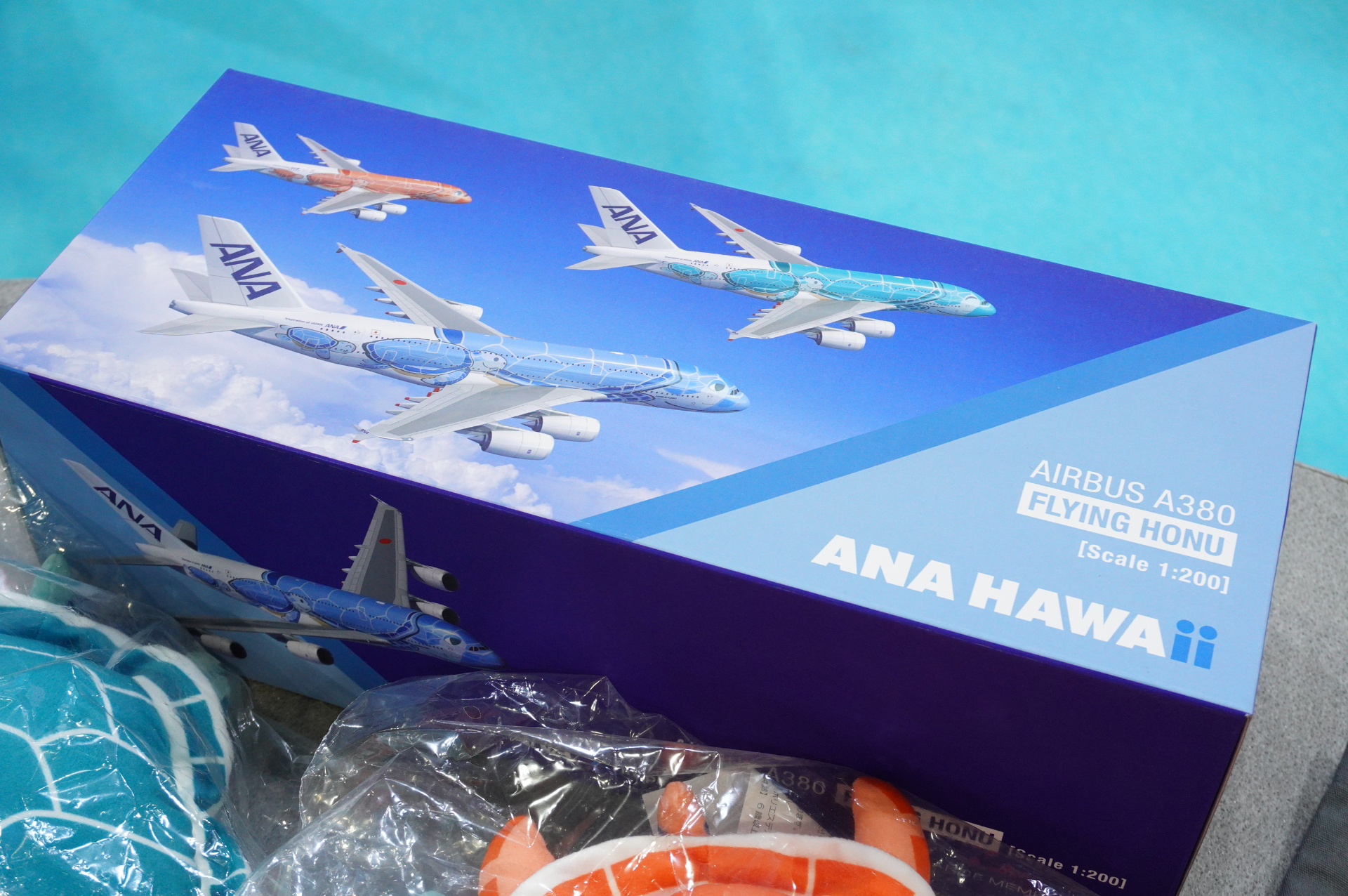 ガラポンの景品は、1等がモデルプレーン、2等がぬいぐるみ、3等がトートバッグ、4等がポーチ