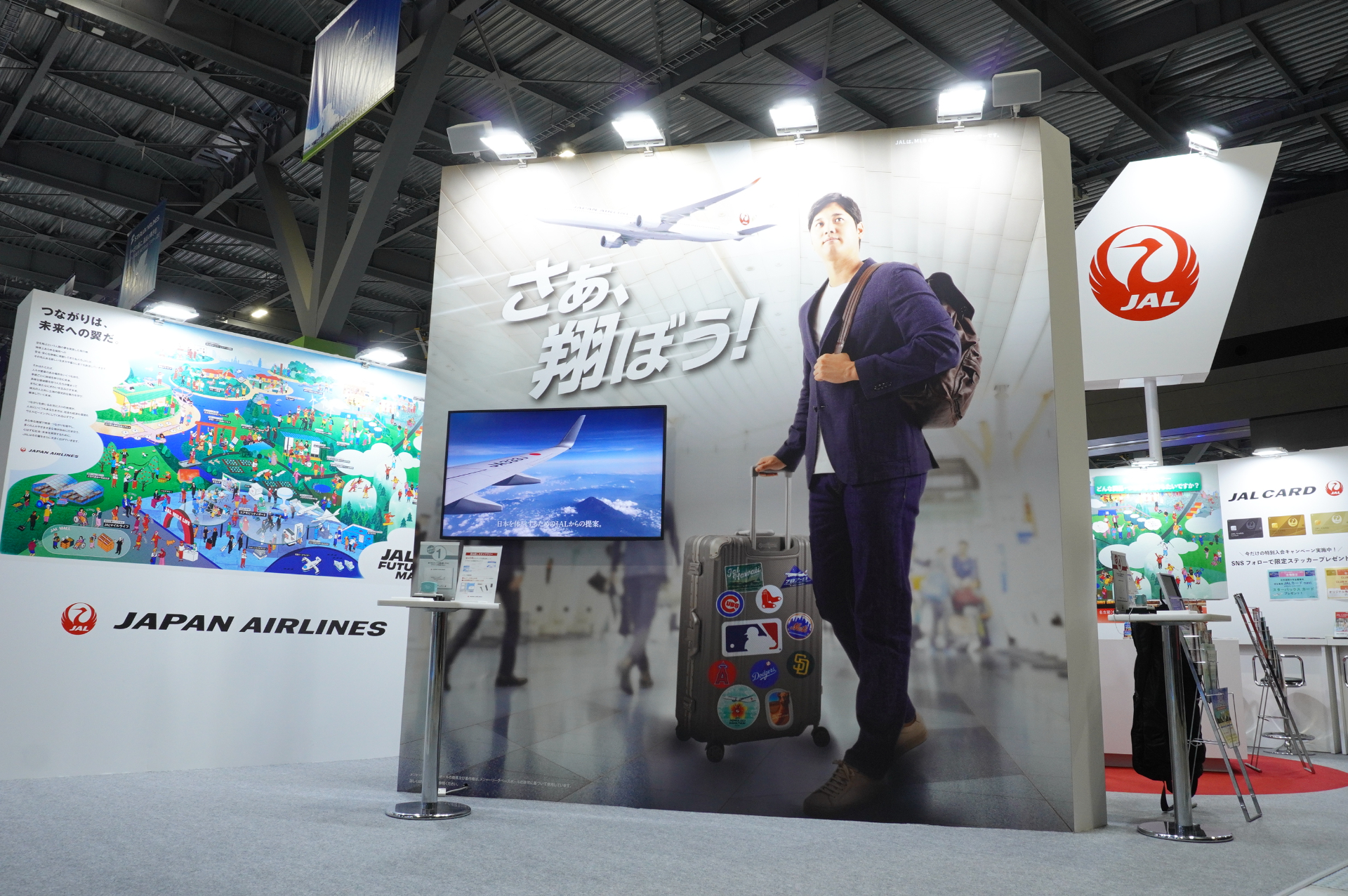 大谷翔平の大パネルが出迎えるJALブース。キャッチコピーは“さぁ、翔ぼう！”