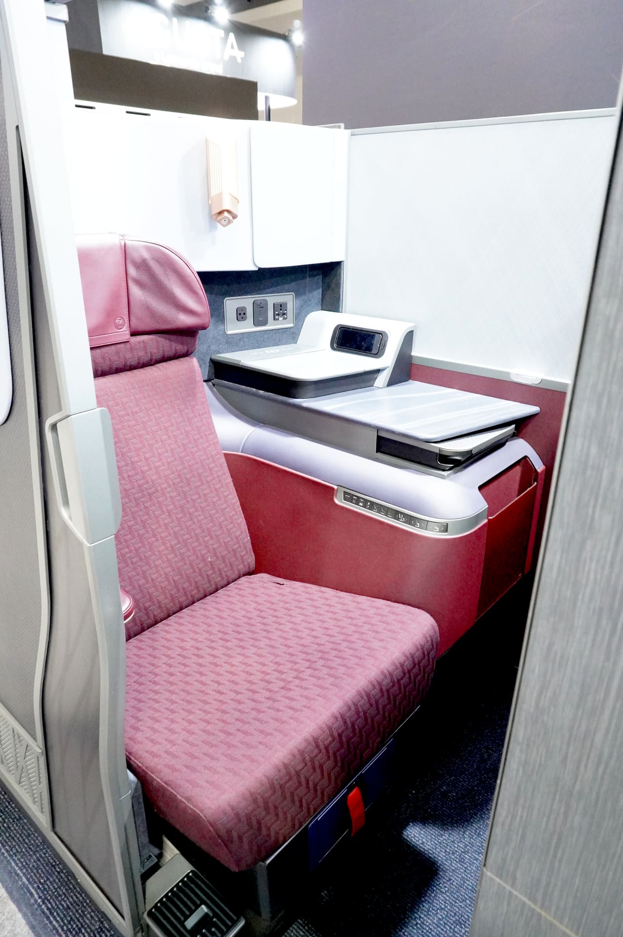 JAL国際線 エアバス A350-1000のビジネスクラスシート。高い壁に囲われた個室型で、就寝時は最大約198cmのフルフラットベッドになる