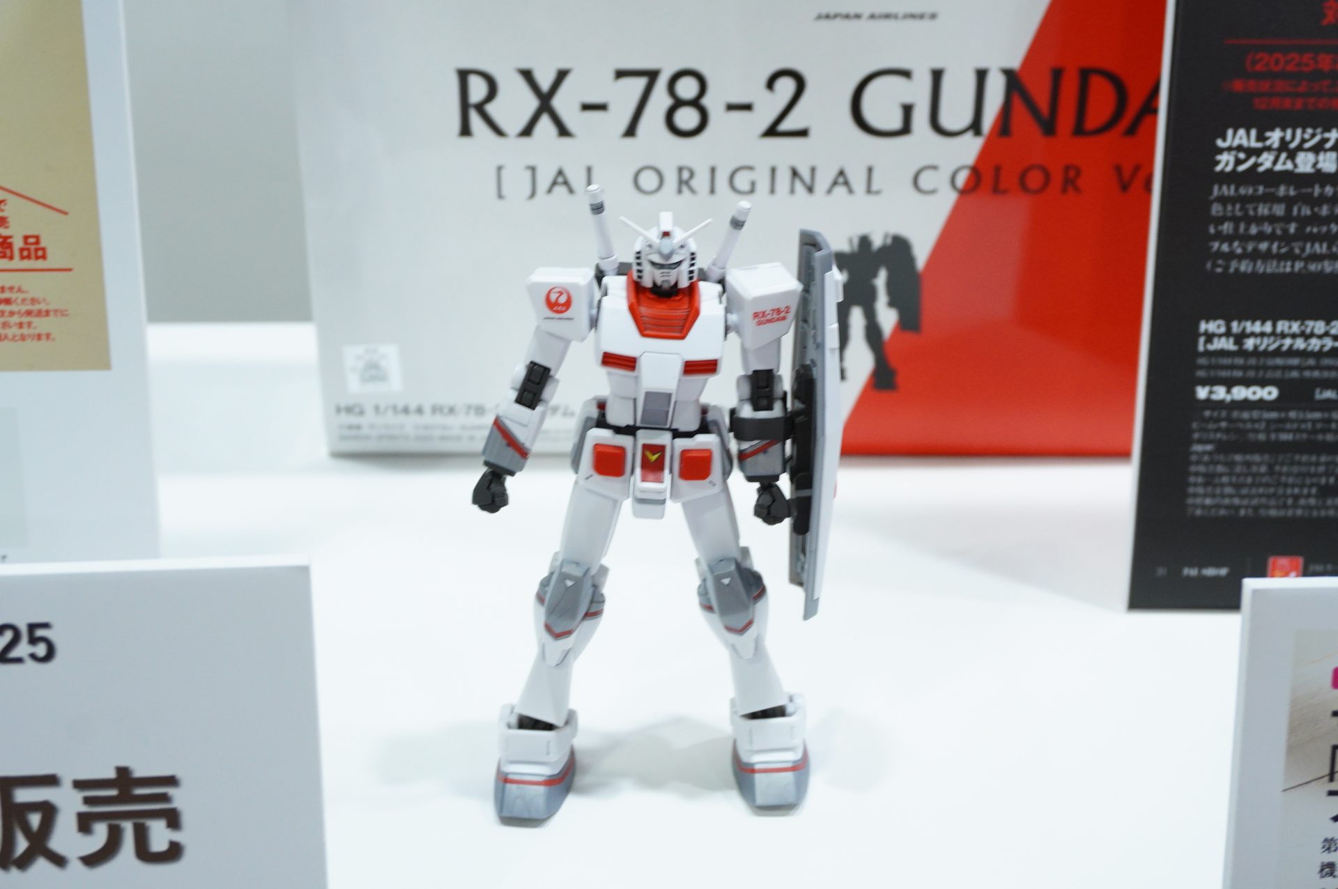 JALブースでは、来場者限定「おうちで機内販売」サービスを実施。写真はJALオリジナルカラーのガンダム
