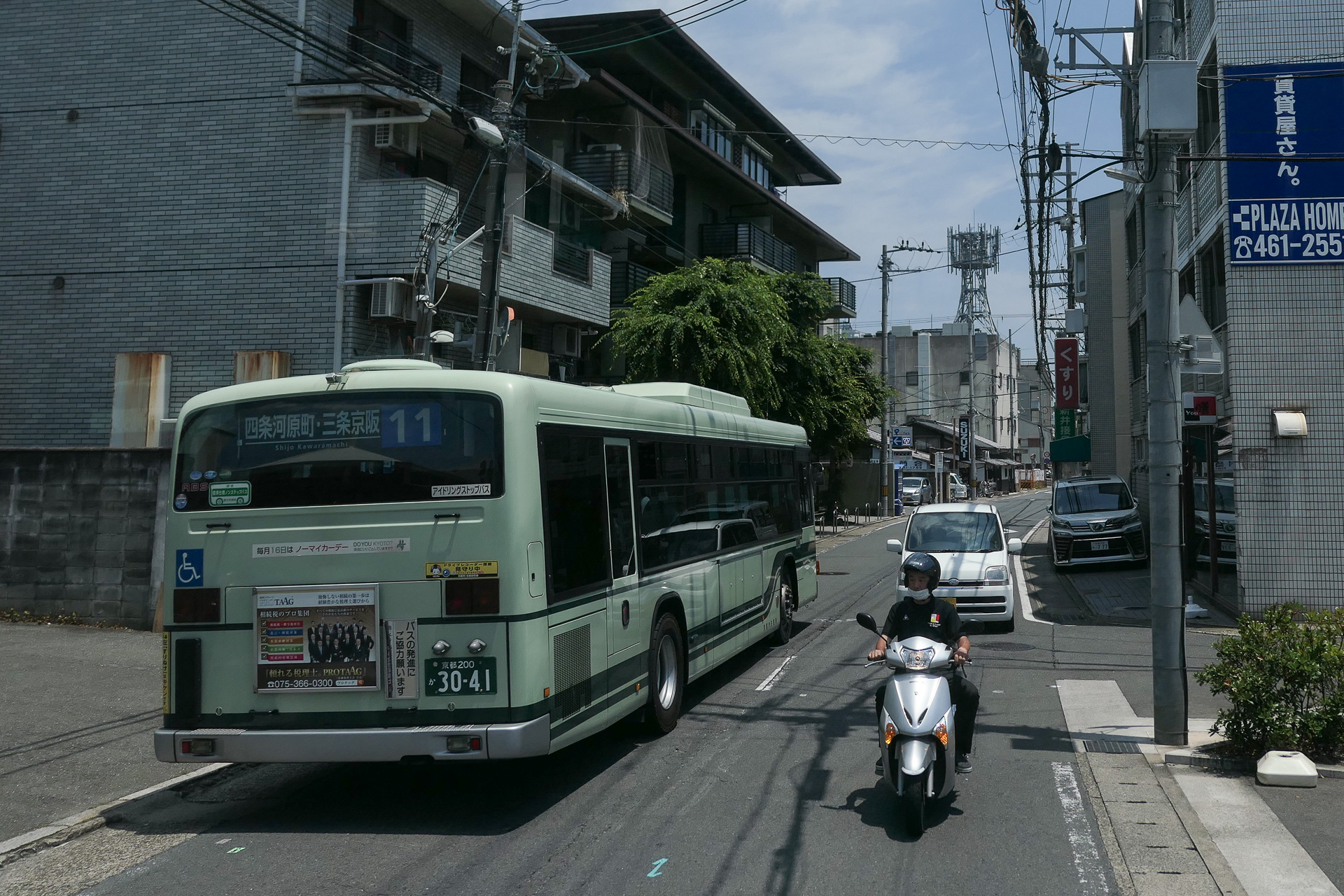 狭い路地を駆け抜ける京都市バス