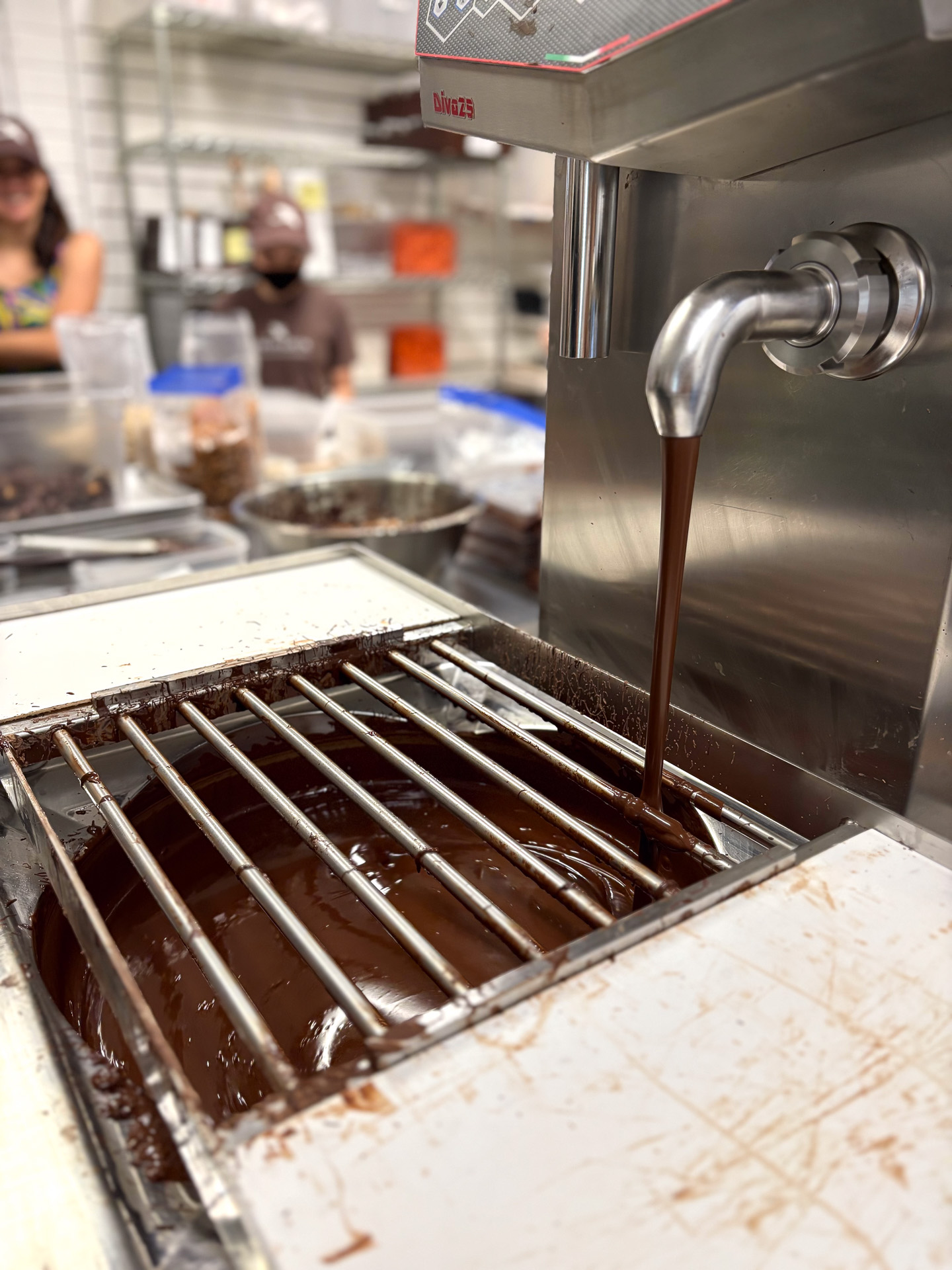 甘い香りに包まれたキッチンでは出来立てのチョコレートが目の前に！