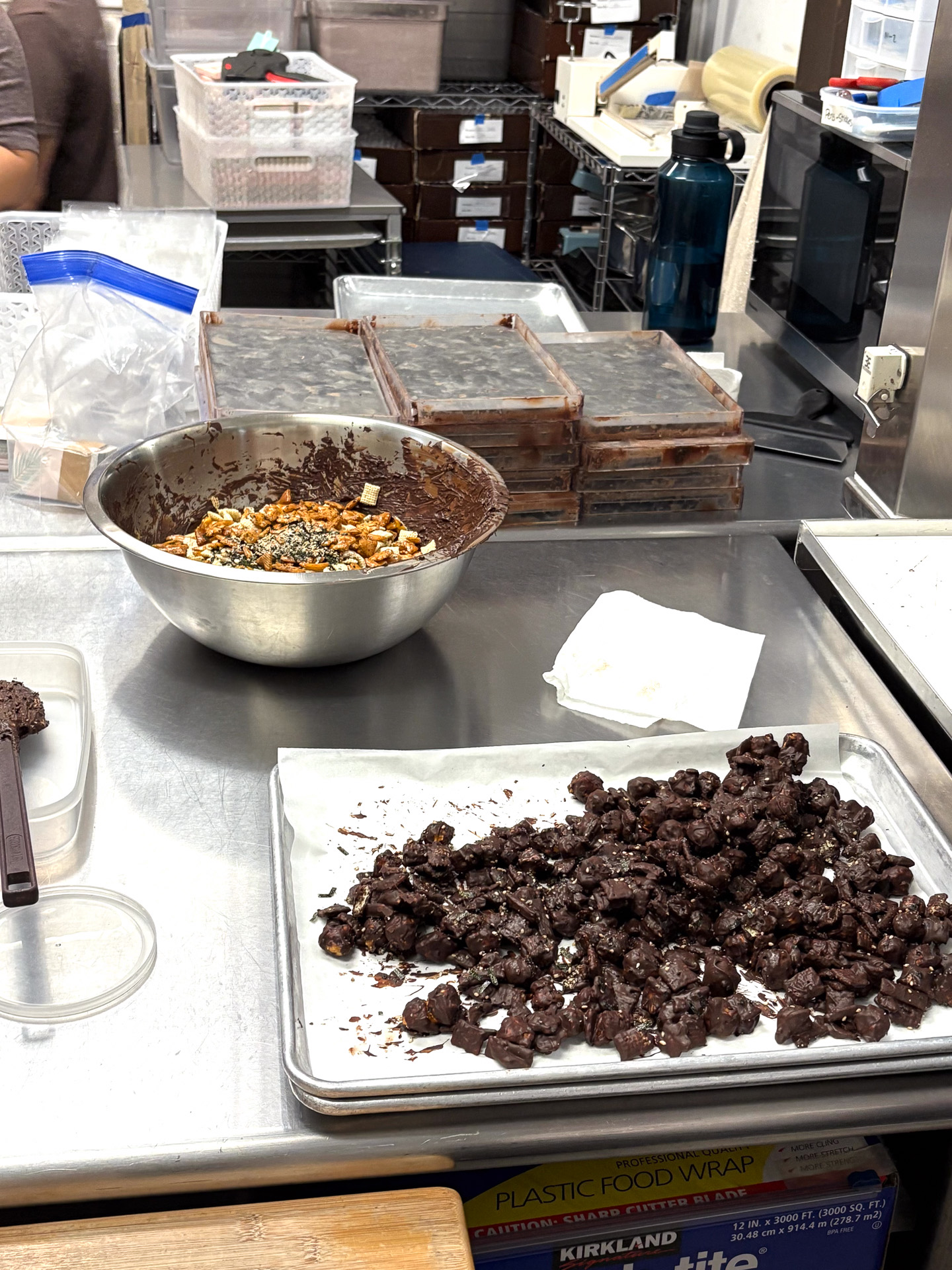 9月スペシャル、アラレ入りのムービーナイトチョコレートを製作中だった