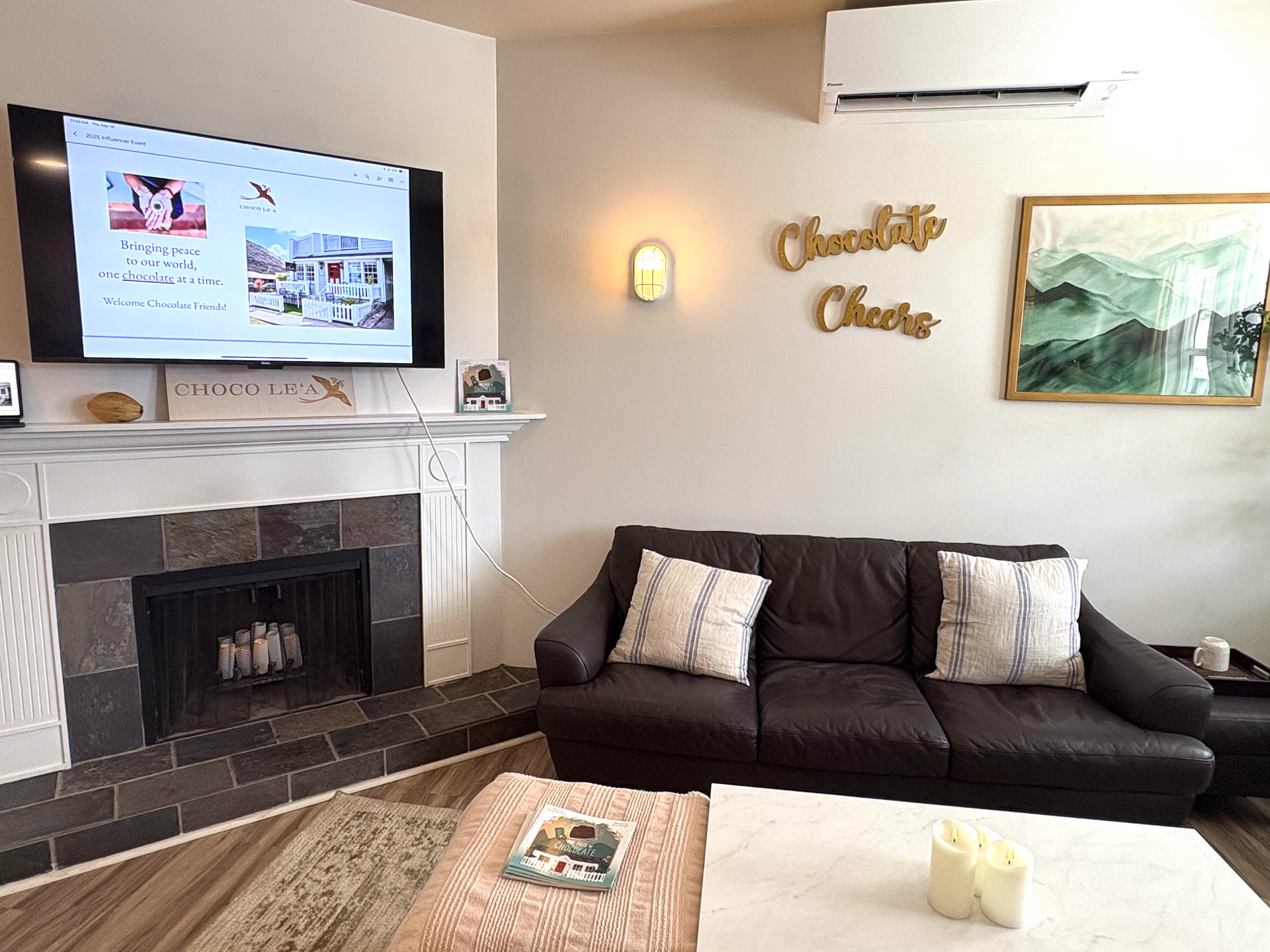 暖炉やソファがある部屋でガイドを聴く