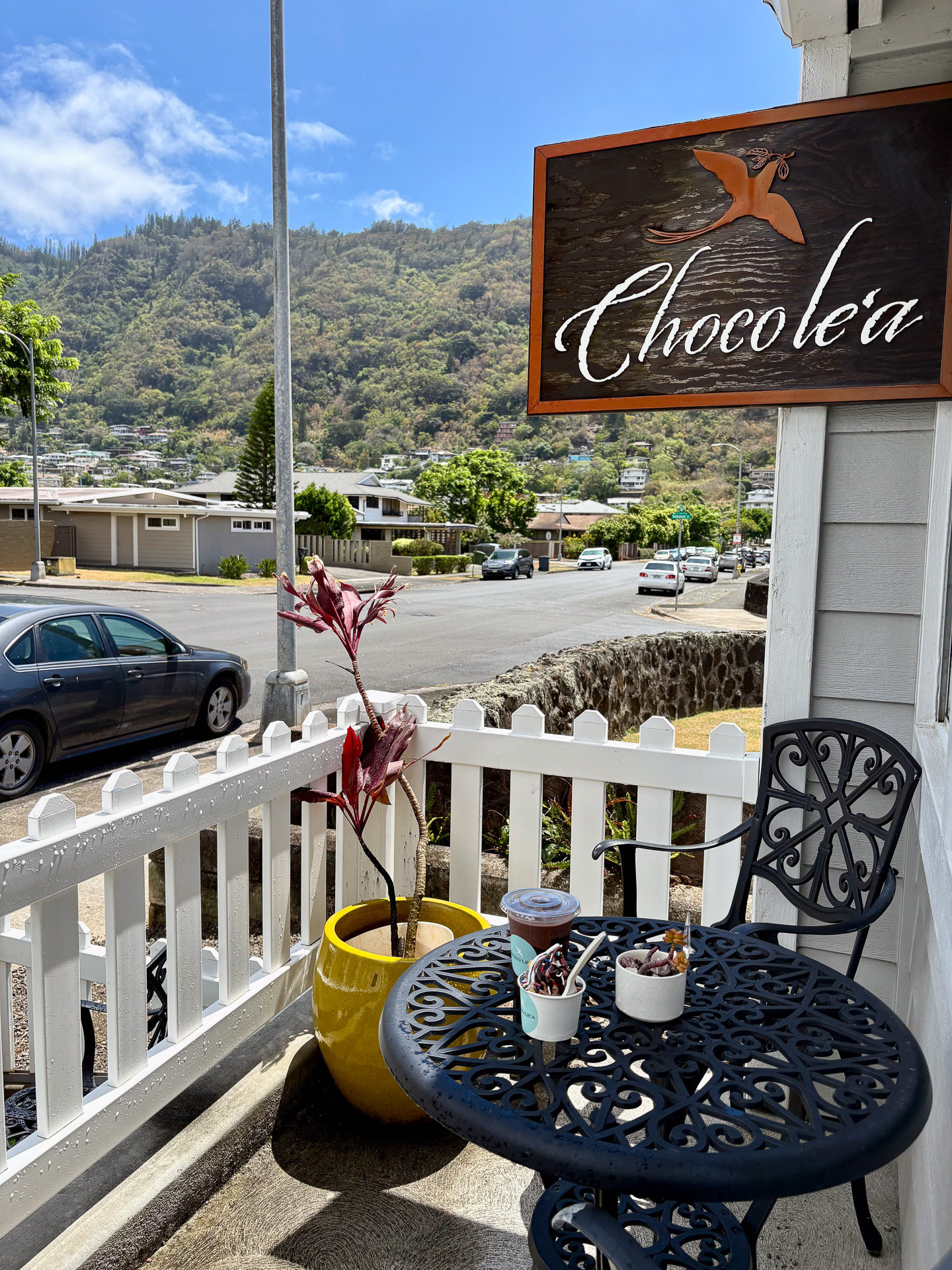 山々と静かな住宅地があるマノアの一角にあるショコレア。店の前や道沿いに駐車できる