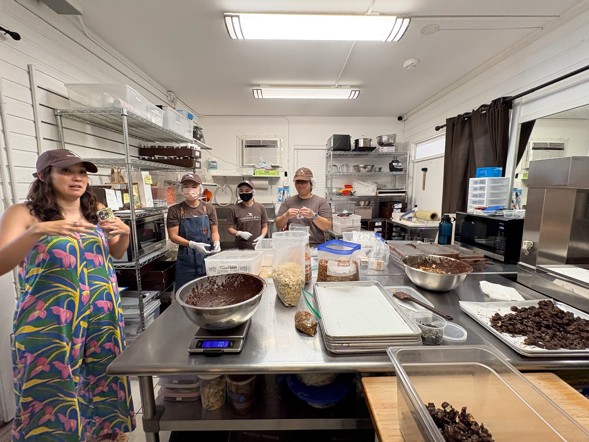 キッチンには日本人スタッフもいて和気藹々とした雰囲気。10年近く勤務するベテランもいるという