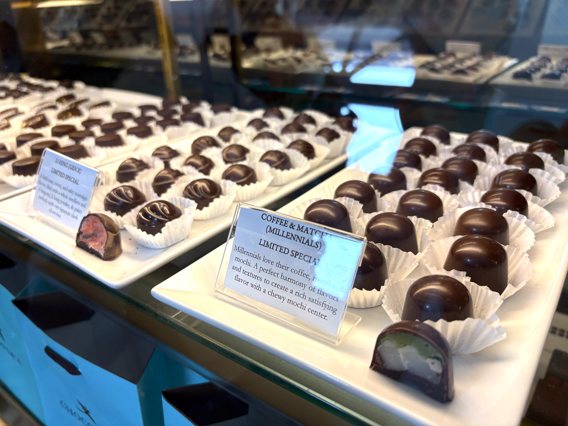 ショーケースに並ぶトリュフ。月替わりのスペシャルフレーバーも
