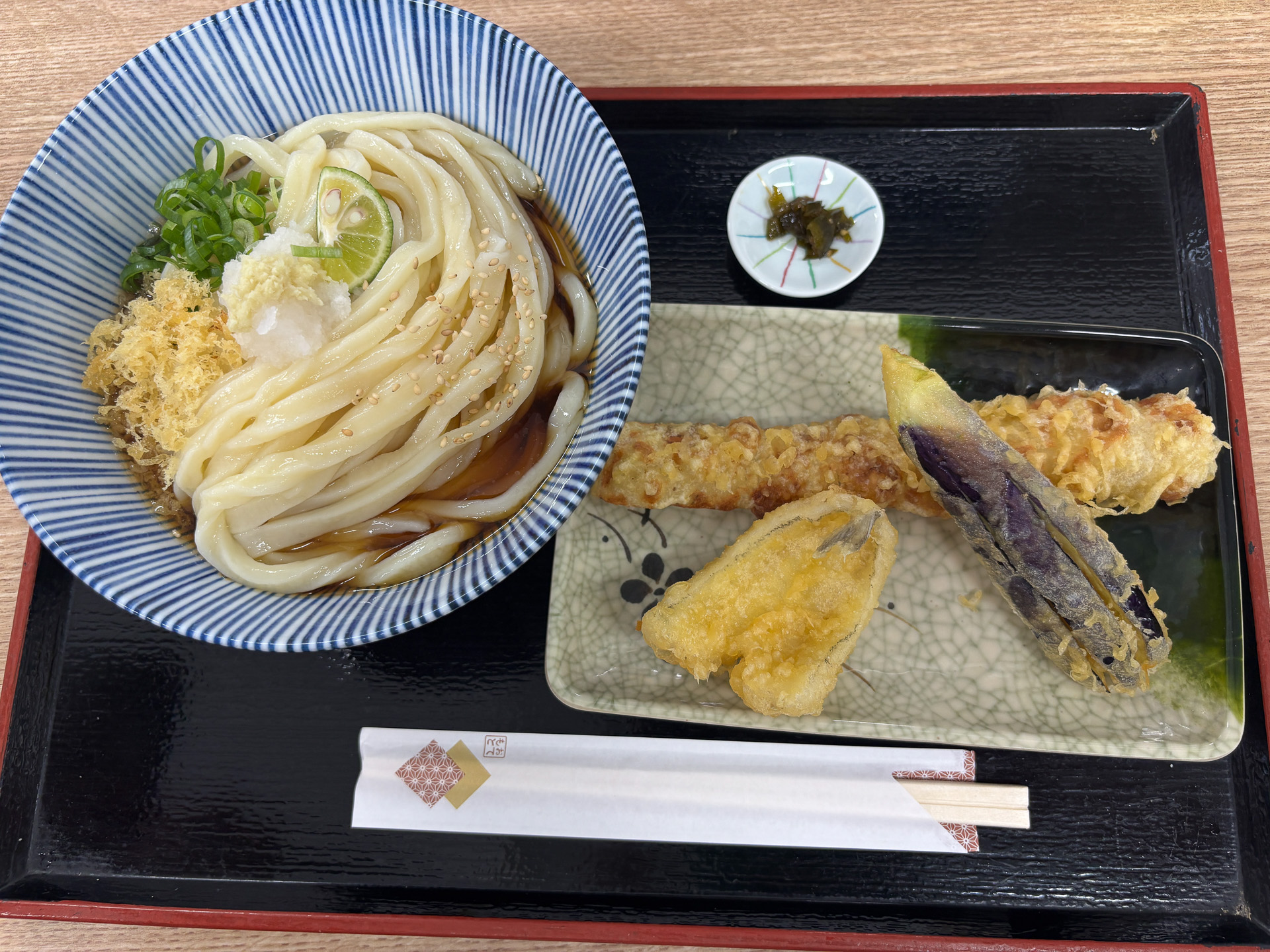日替わりうどん、きす・ナス・ちくわの天ぷらのセット