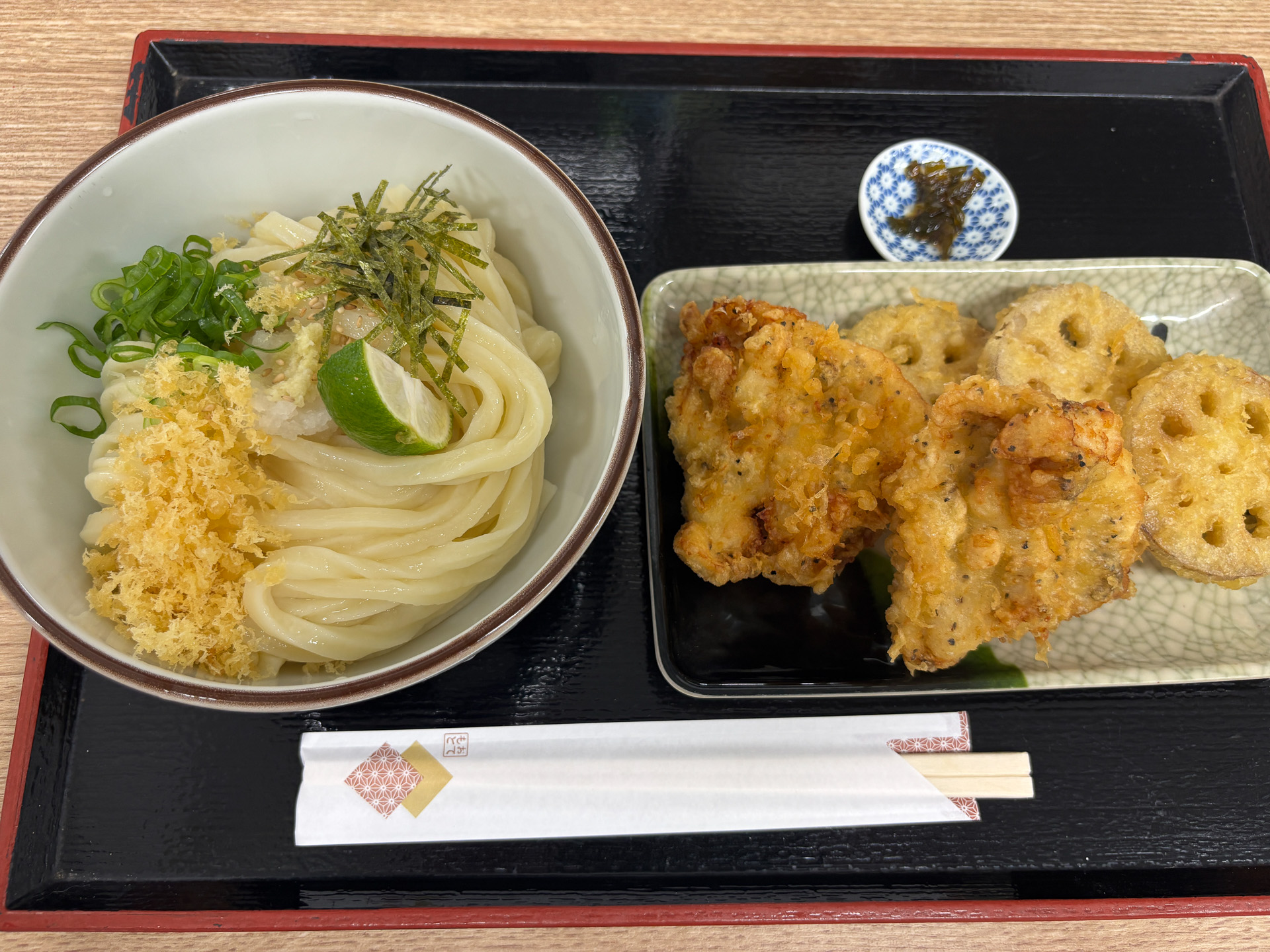 私はおろし醤油うどんにかしわ天・れんこんの天ぷら