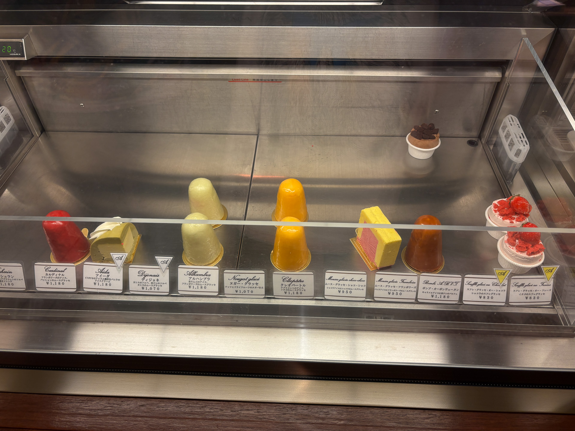 ショーケースに並ぶ冷たいお菓子