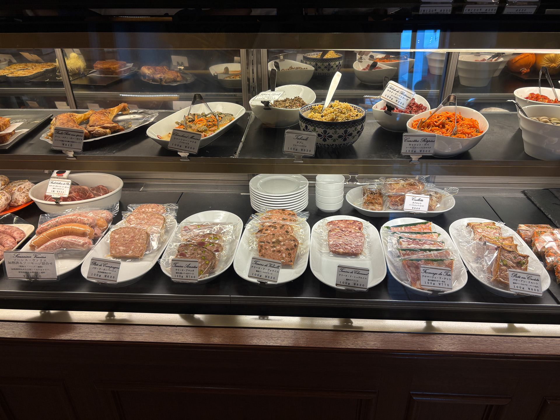 シャルキュトリーとサラダなどのお惣菜