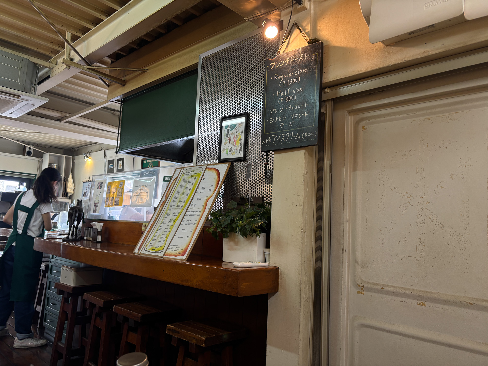 アメリカンな内装の店内