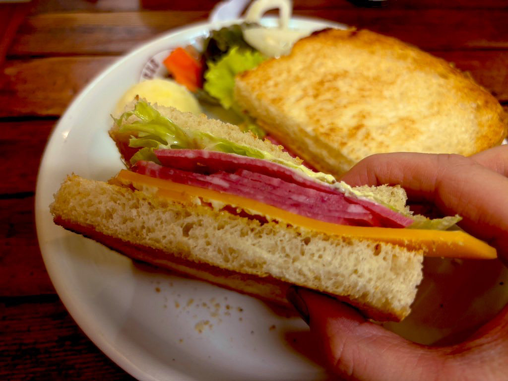 サラミ・チーズサンドイッチ