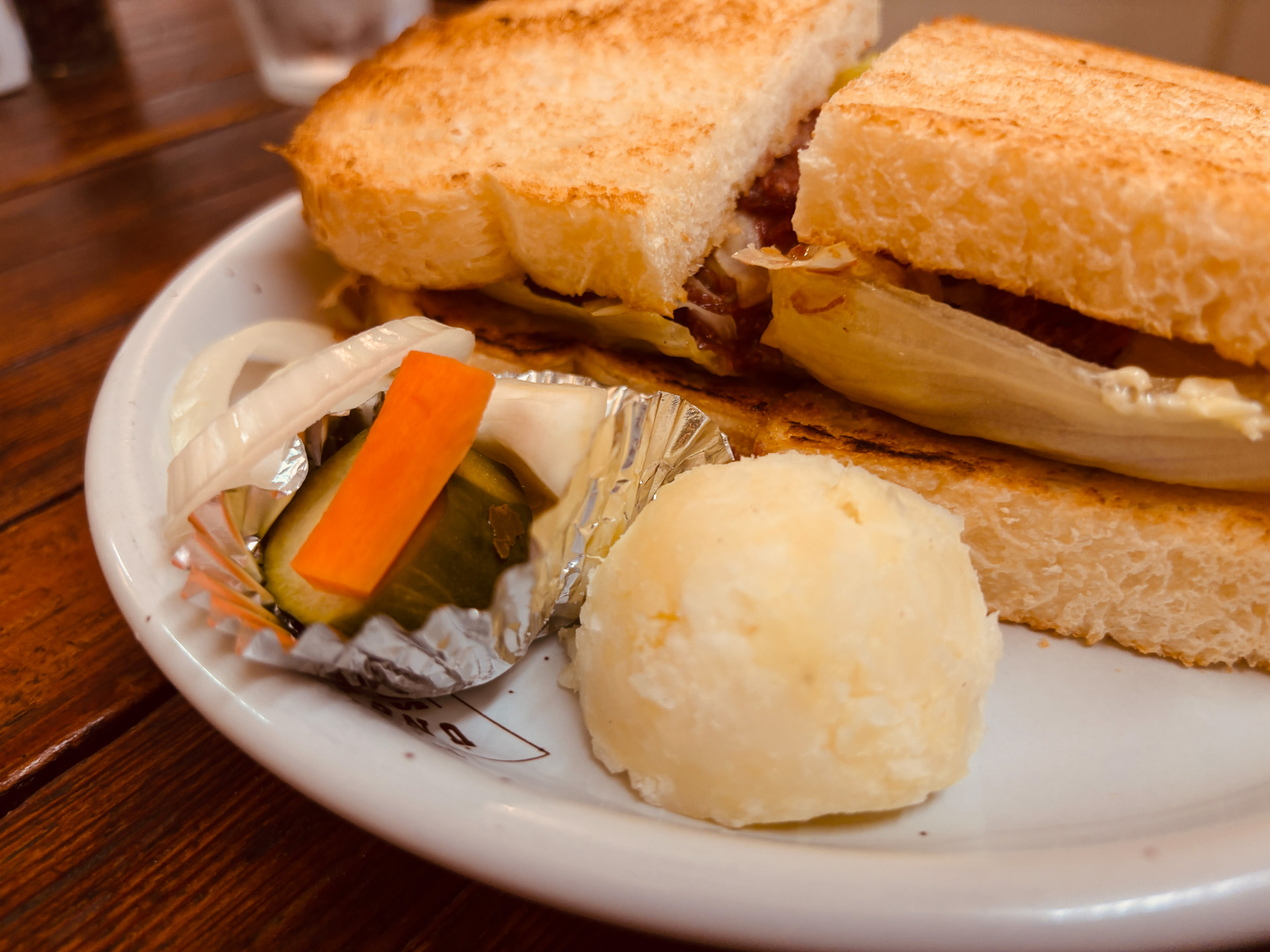 付け合わせにピクルスとポテトサラダ