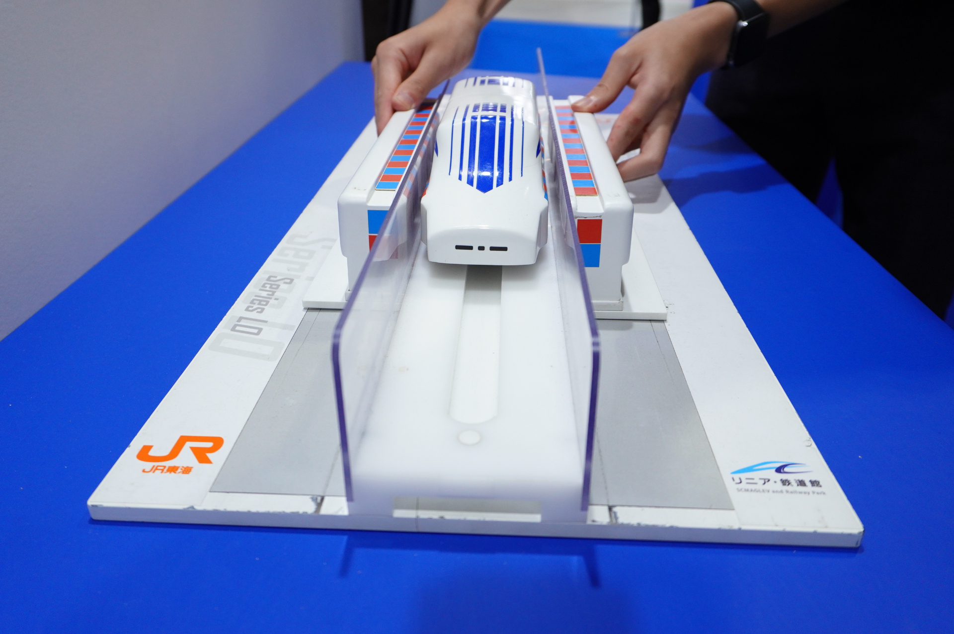 リニア中央新幹線の「なぜ浮くの？」「なぜ進むの？」という疑問を、模型で学びながら体験できる