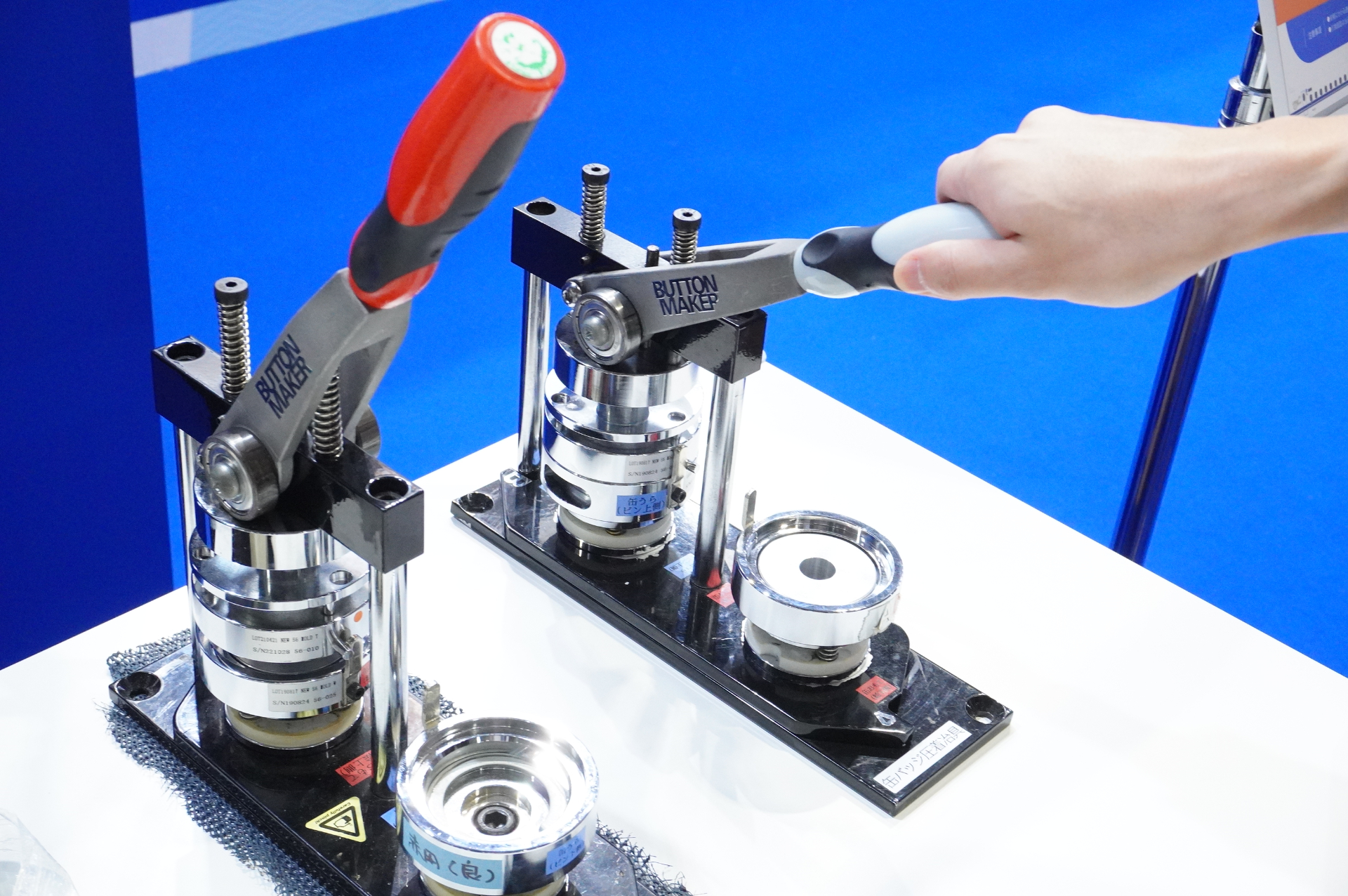 その場でアンケートに答えて「こんな旅したい！」コメントを投稿すると、東海道新幹線やドクターイエローのオリジナル缶バッジを製作できる