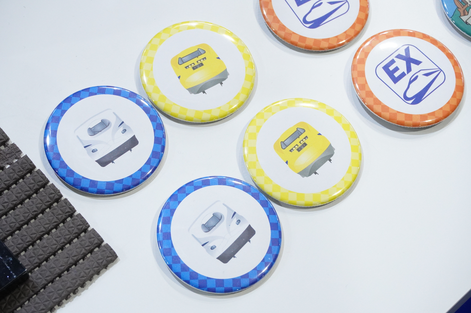 その場でアンケートに答えて「こんな旅したい！」コメントを投稿すると、東海道新幹線やドクターイエローのオリジナル缶バッジを製作できる