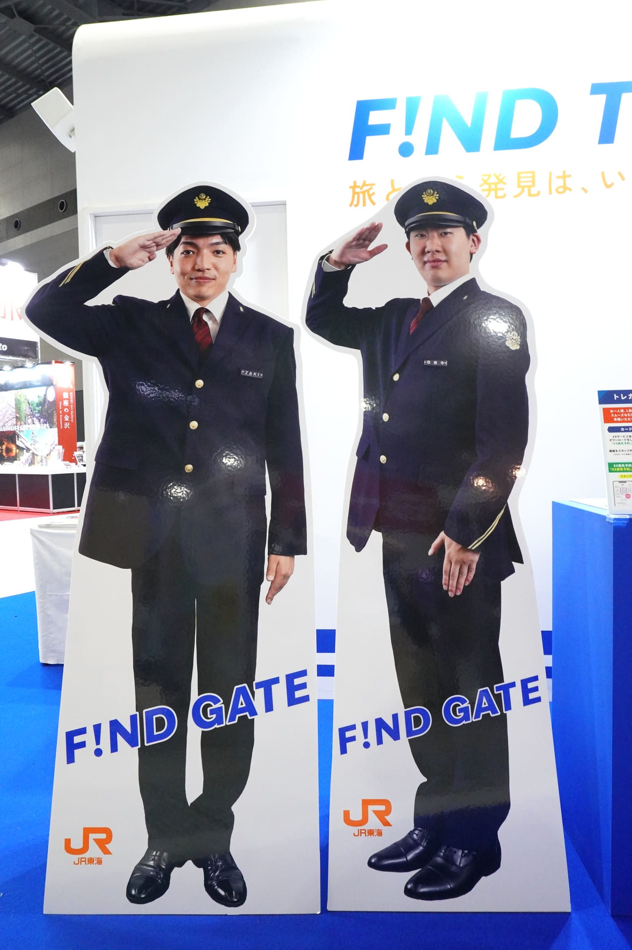 JR東海ブース正面には、西園寺とZAKIが車掌に扮した等身大パネルを設置