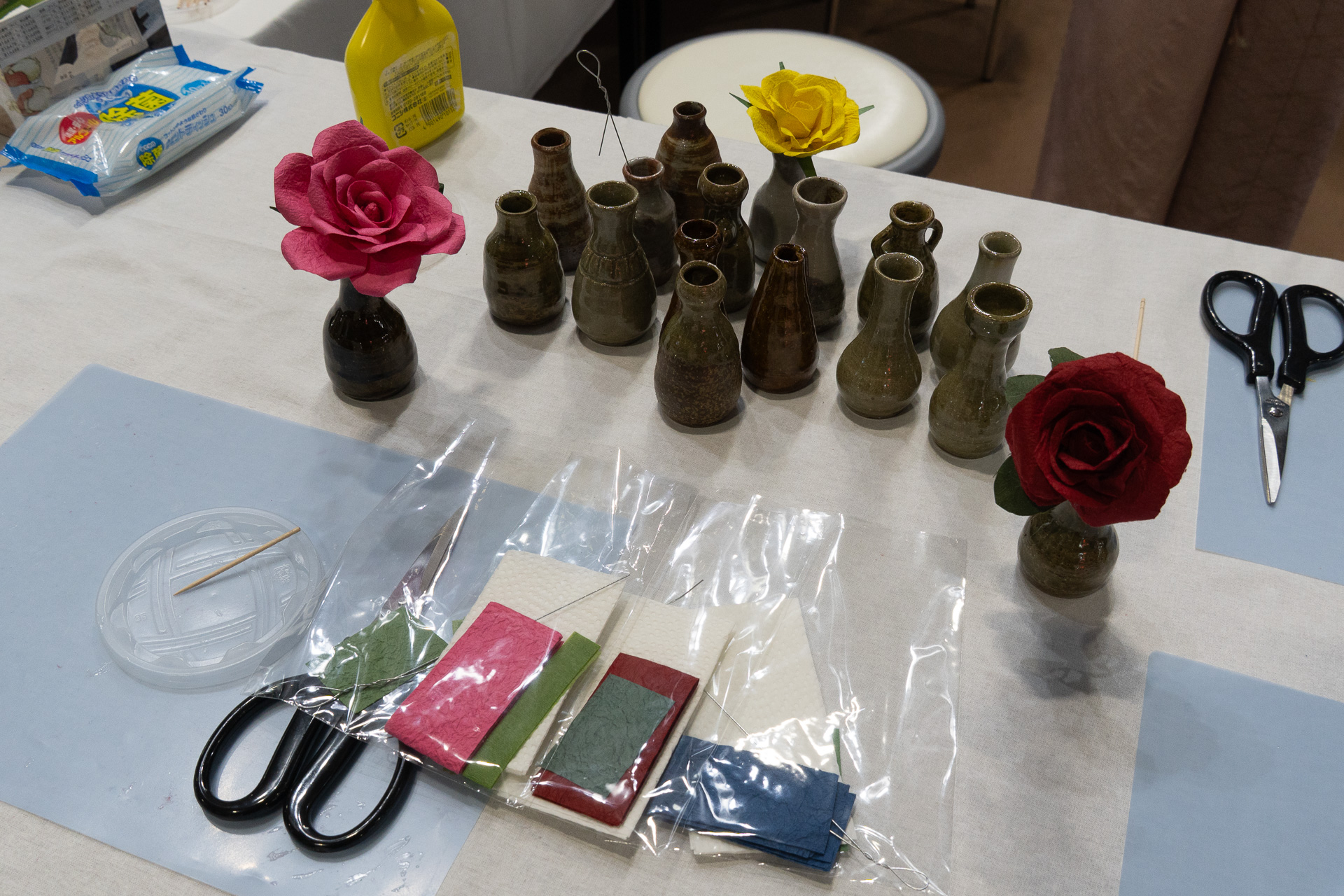 福井県は越前和紙で花を作るワークショップを行なう