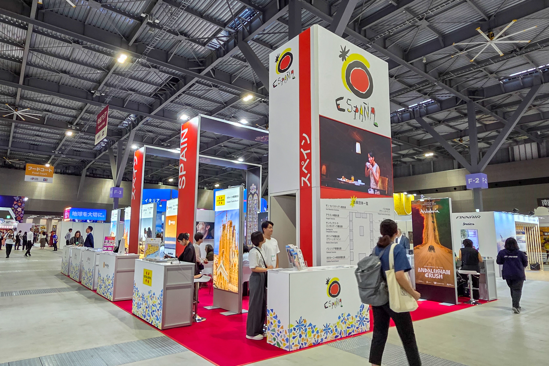 赤が印象的なスペインブース