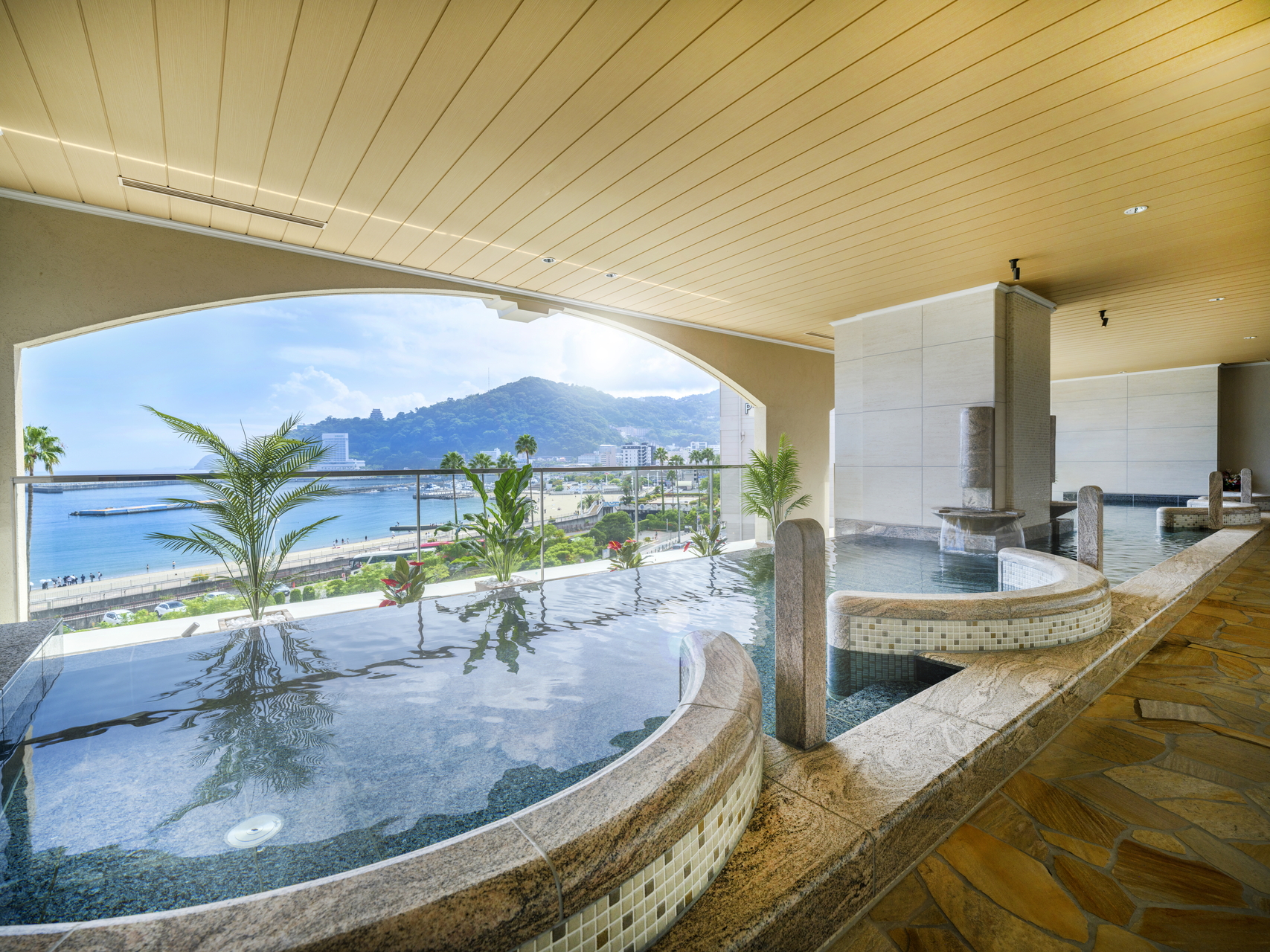 ホテルには大浴場や混浴風呂に加え、貸切風呂も