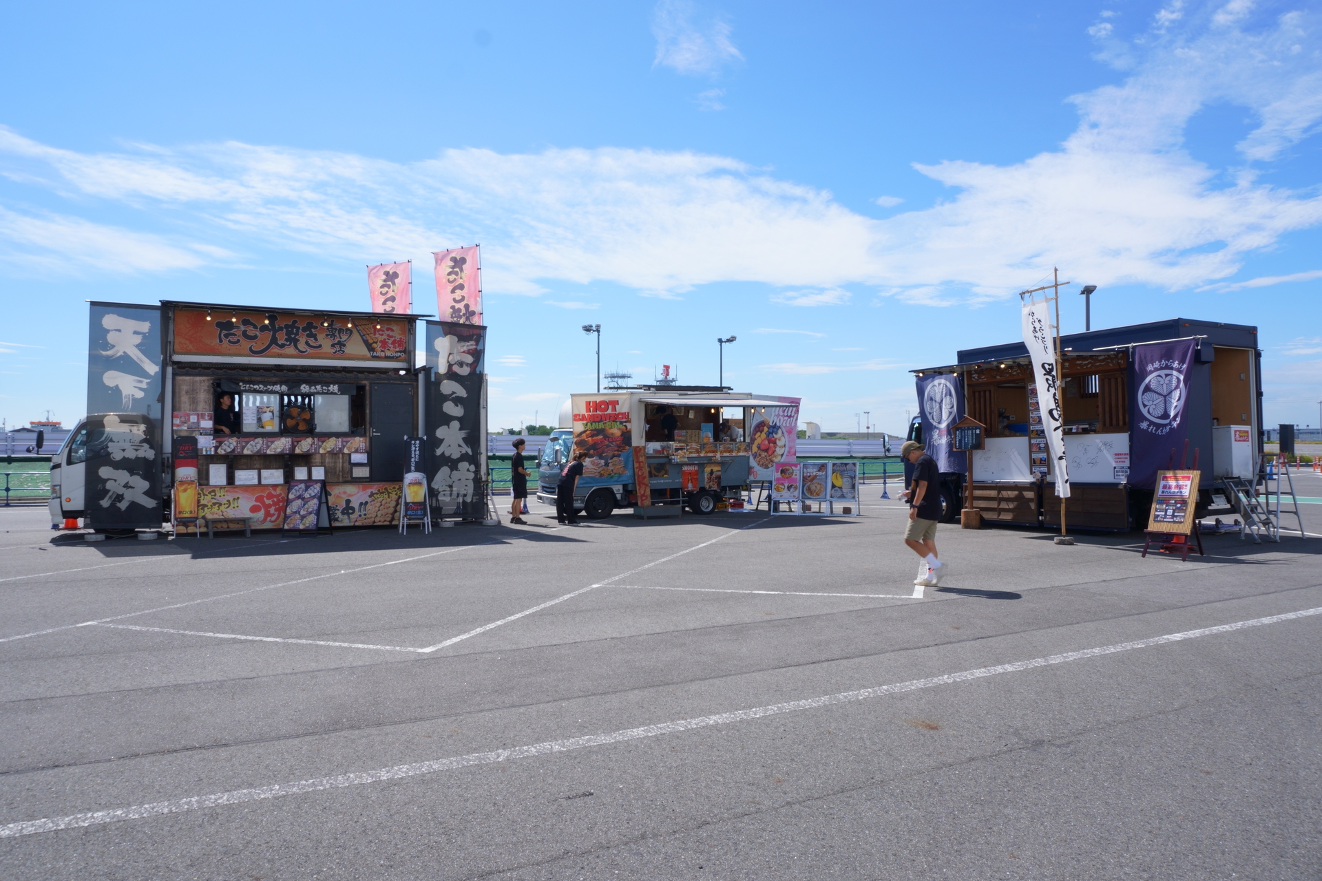 屋外のキッチンカー（ホールF側に6台）