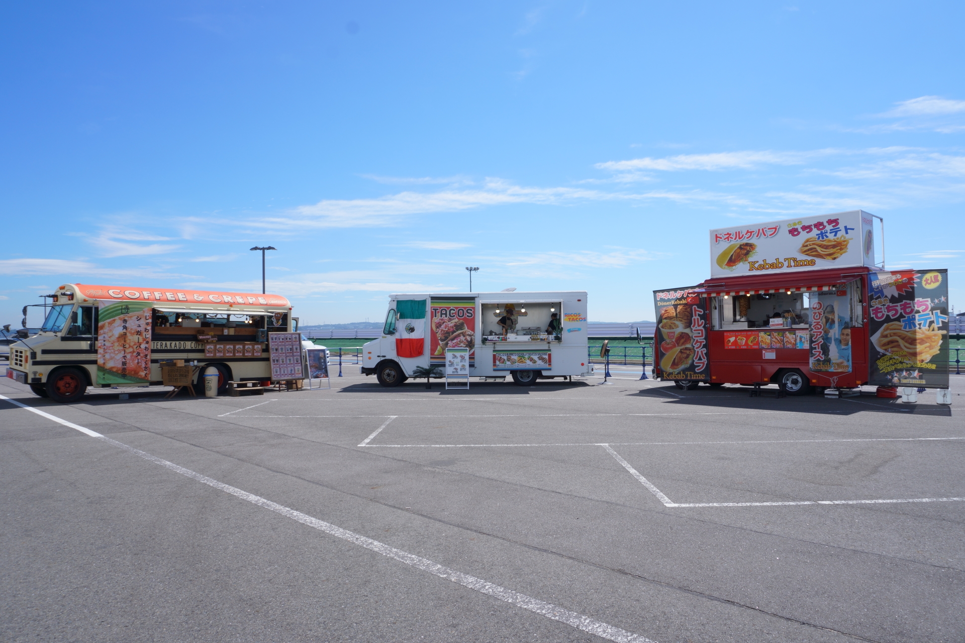 屋外のキッチンカー（ホールエントランス側に3台）