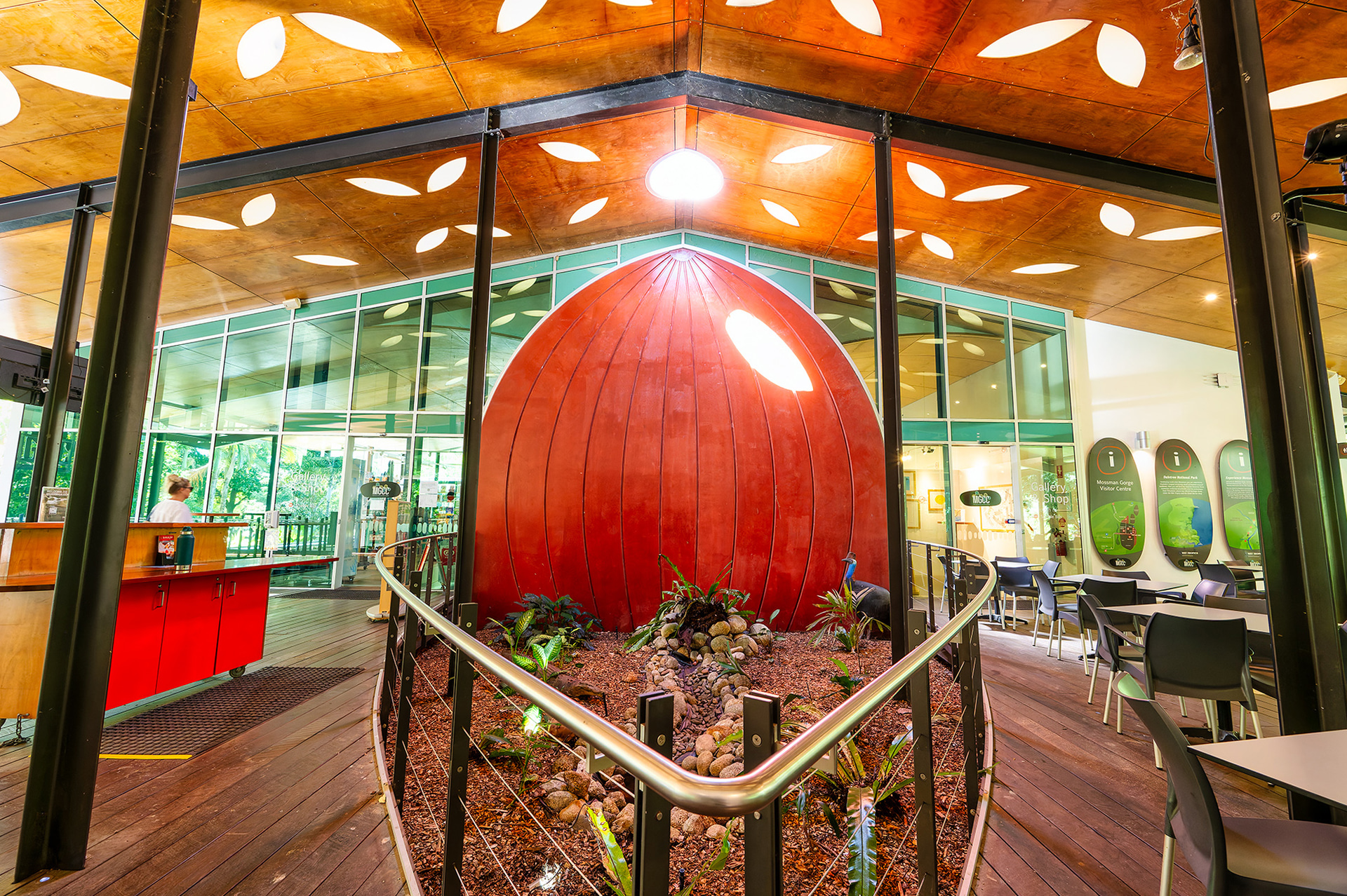 建物の入口はとても印象的なデザインになっている。採光の仕方も美しい