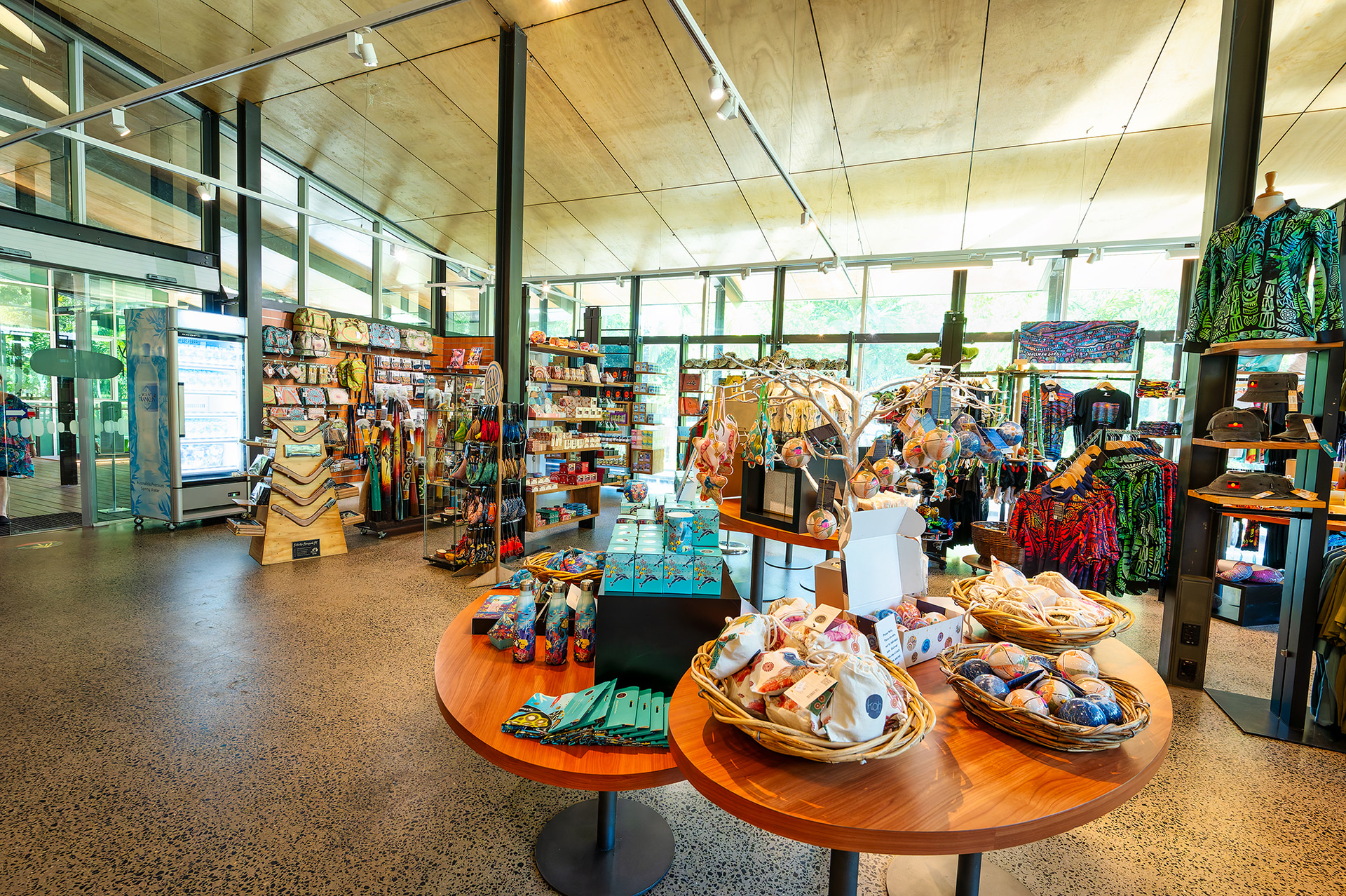 ショップにはクク・ヤランジ族の文化にちなんだグッズやフォレストマヌカハニーなど人気商品も多い