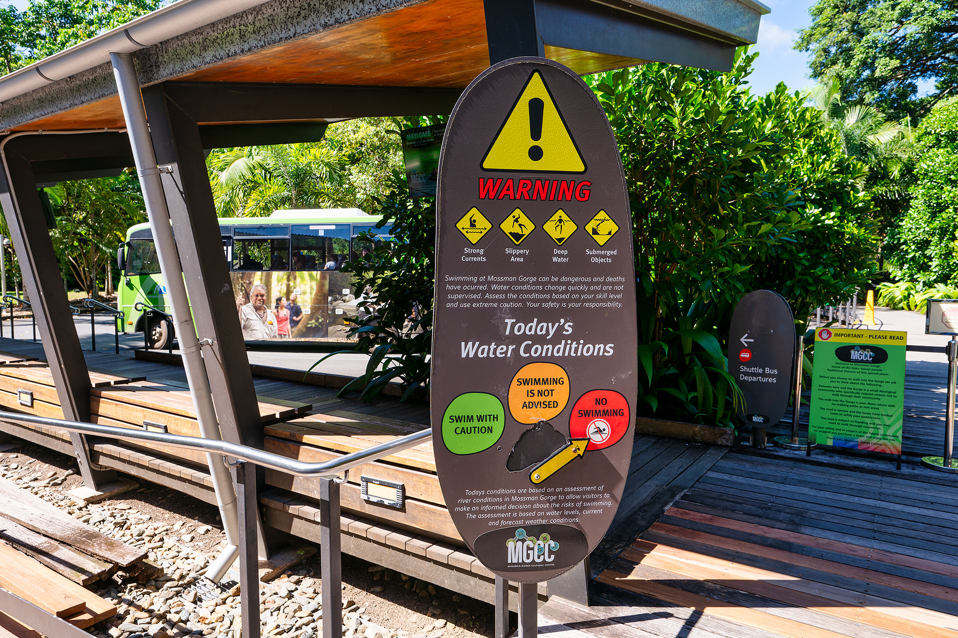 川での遊泳ができるコンディションなのかどうか、バス乗り場に示してあるので要チェック