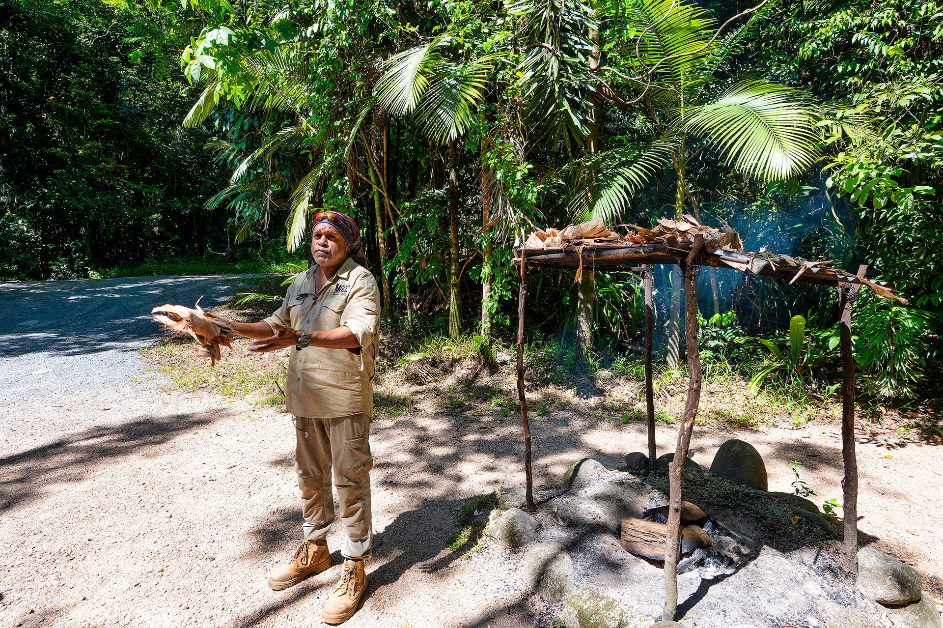 ドリームタイム・ウォークはこの「スモーキング・セレモニー」から始まる