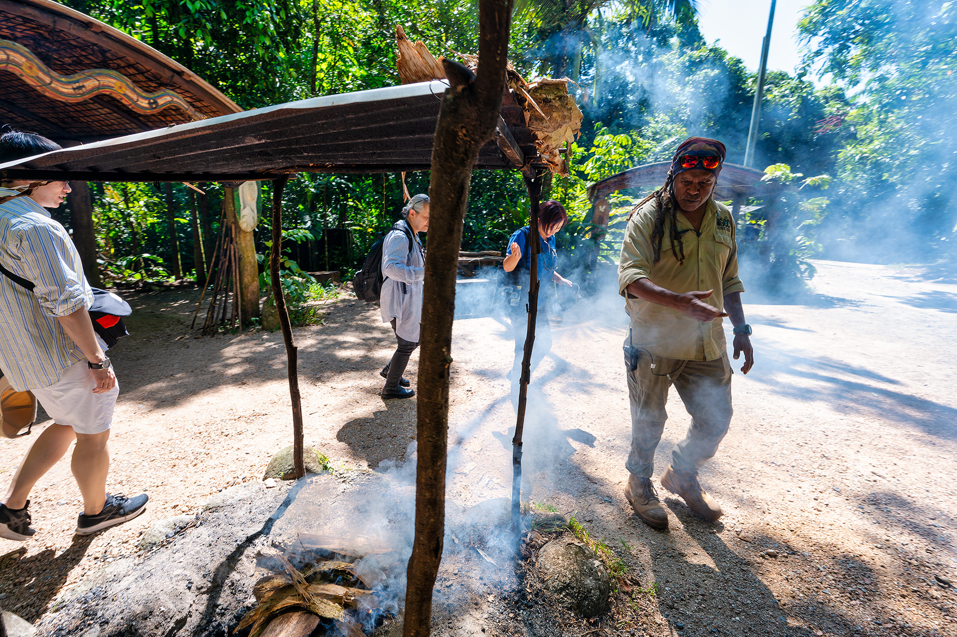 ドリームタイム・ウォークはこの「スモーキング・セレモニー」から始まる