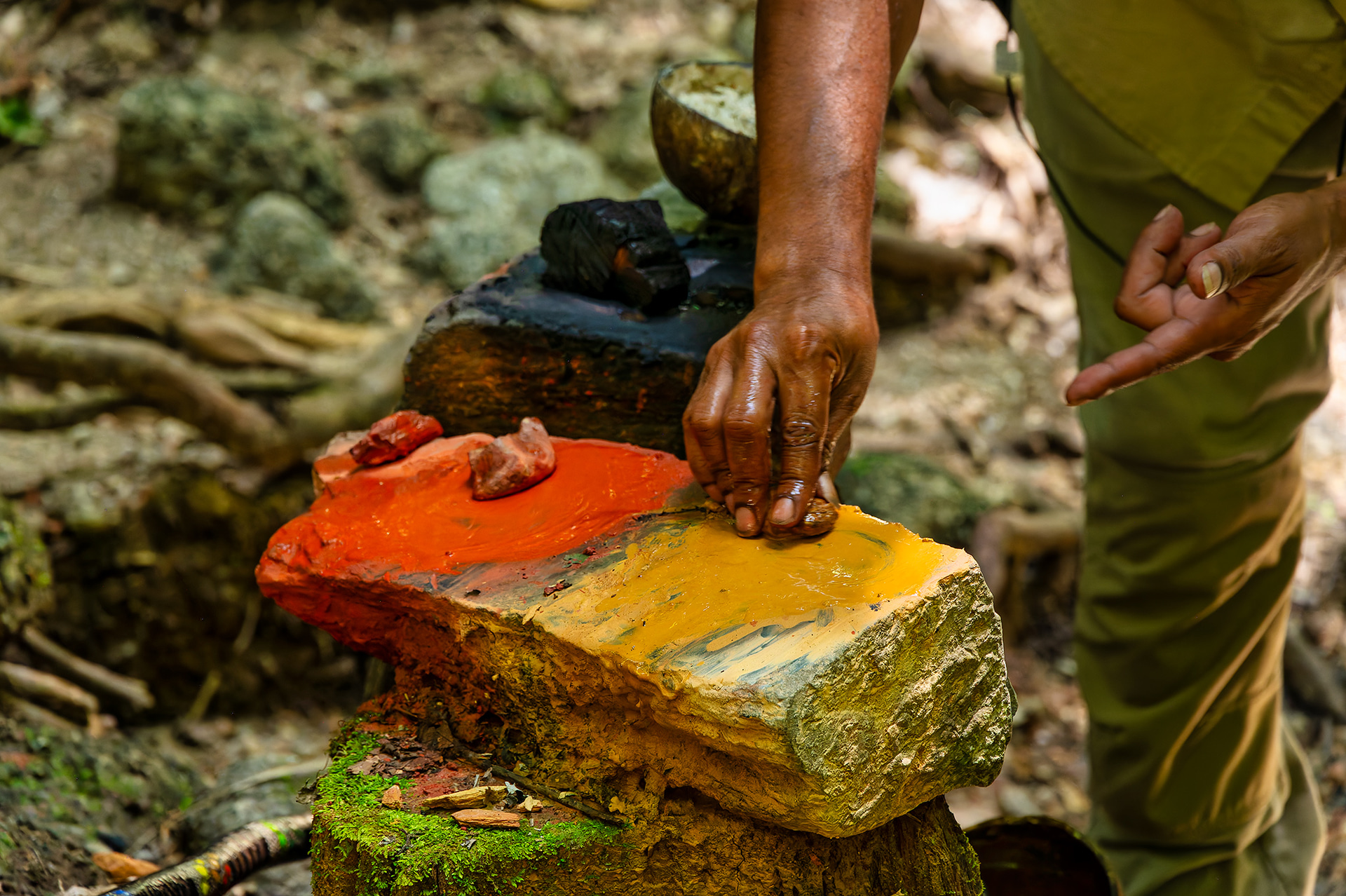 粘土や石を擦って作るフェイスペイント用の顔料