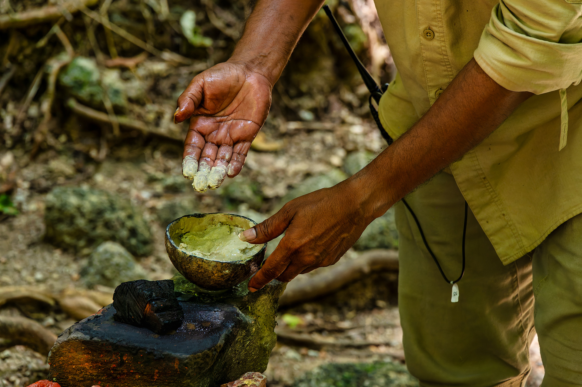 粘土や石を擦って作るフェイスペイント用の顔料