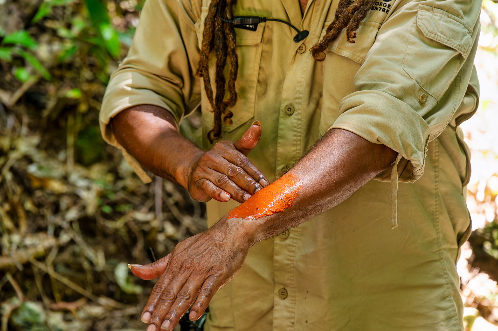 粘土や石を擦って作るフェイスペイント用の顔料