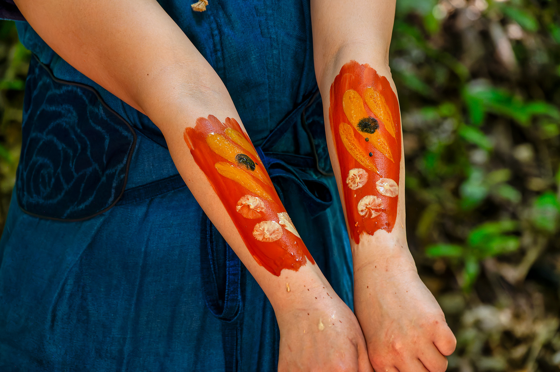 ドリームタイム・ウォーク参加者の自分の腕などにペイントをしてクク・ヤランジ族の気分に少しでもひたってみよう