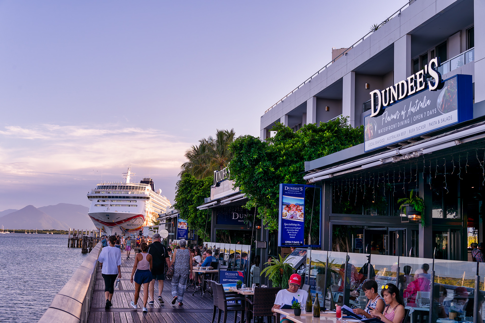 夕暮れ時のウォーターフロントの雰囲気が素敵。店内もモダンなデザインで気分も高揚する