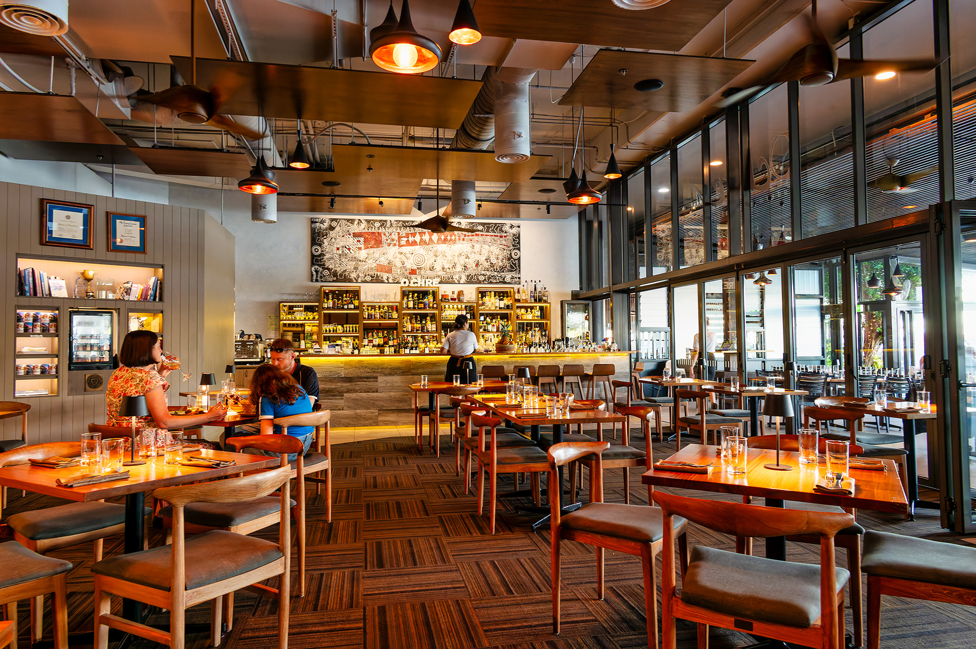 夕暮れ時のウォーターフロントの雰囲気が素敵。店内もモダンなデザインで気分も高揚する