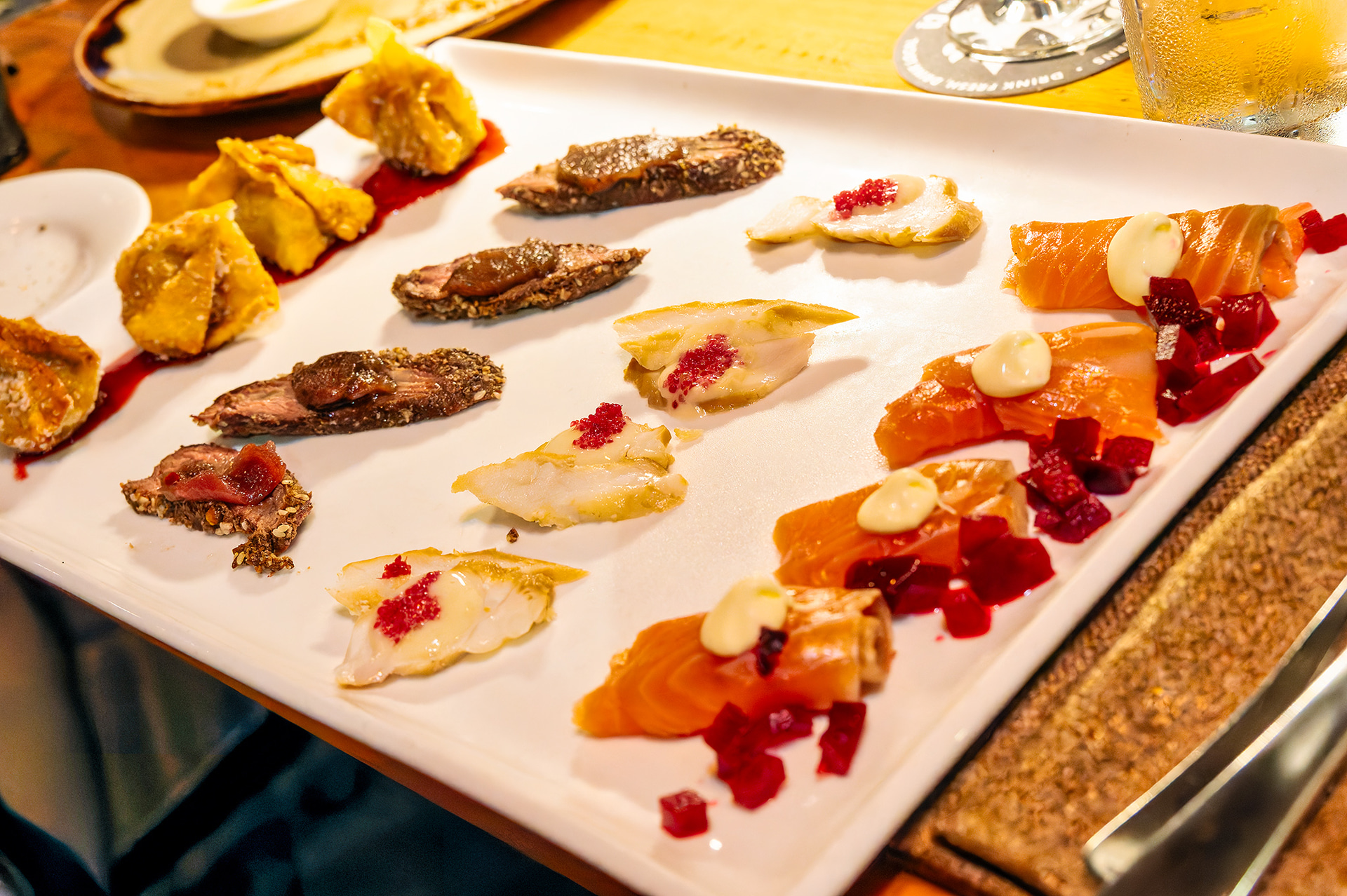 豊富なメニューで見ているだけでも楽しい。美味しくてついワインも進んでしまう