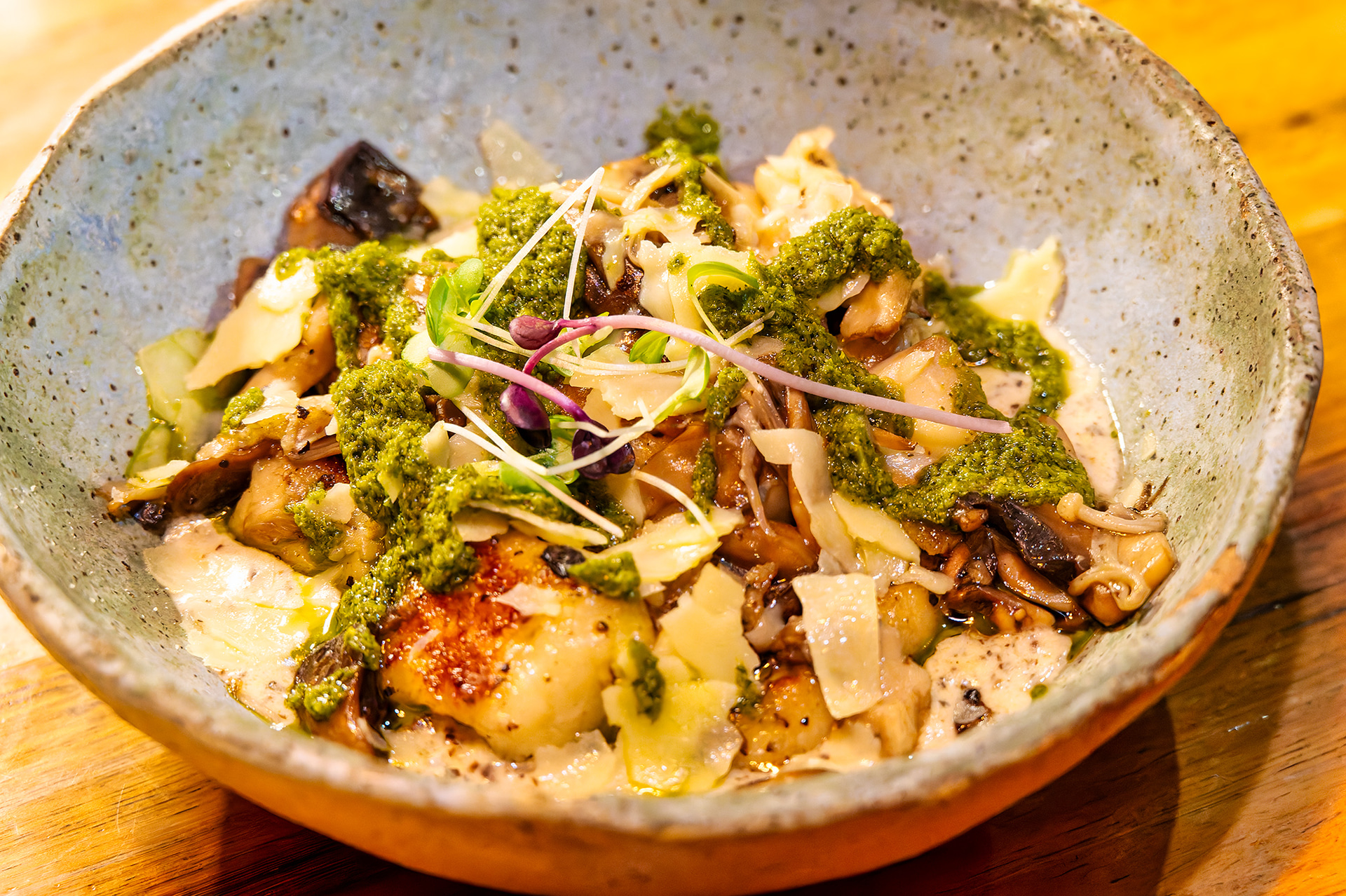 豊富なメニューで見ているだけでも楽しい。美味しくてついワインも進んでしまう