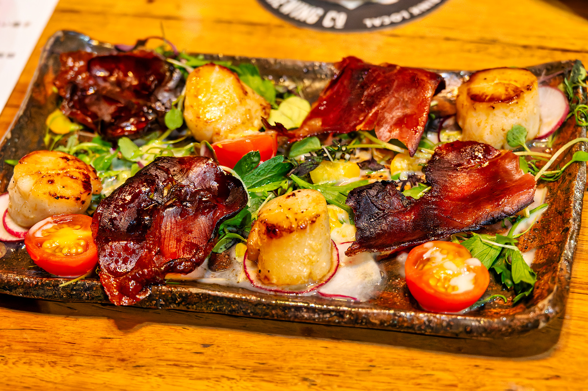 豊富なメニューで見ているだけでも楽しい。美味しくてついワインも進んでしまう