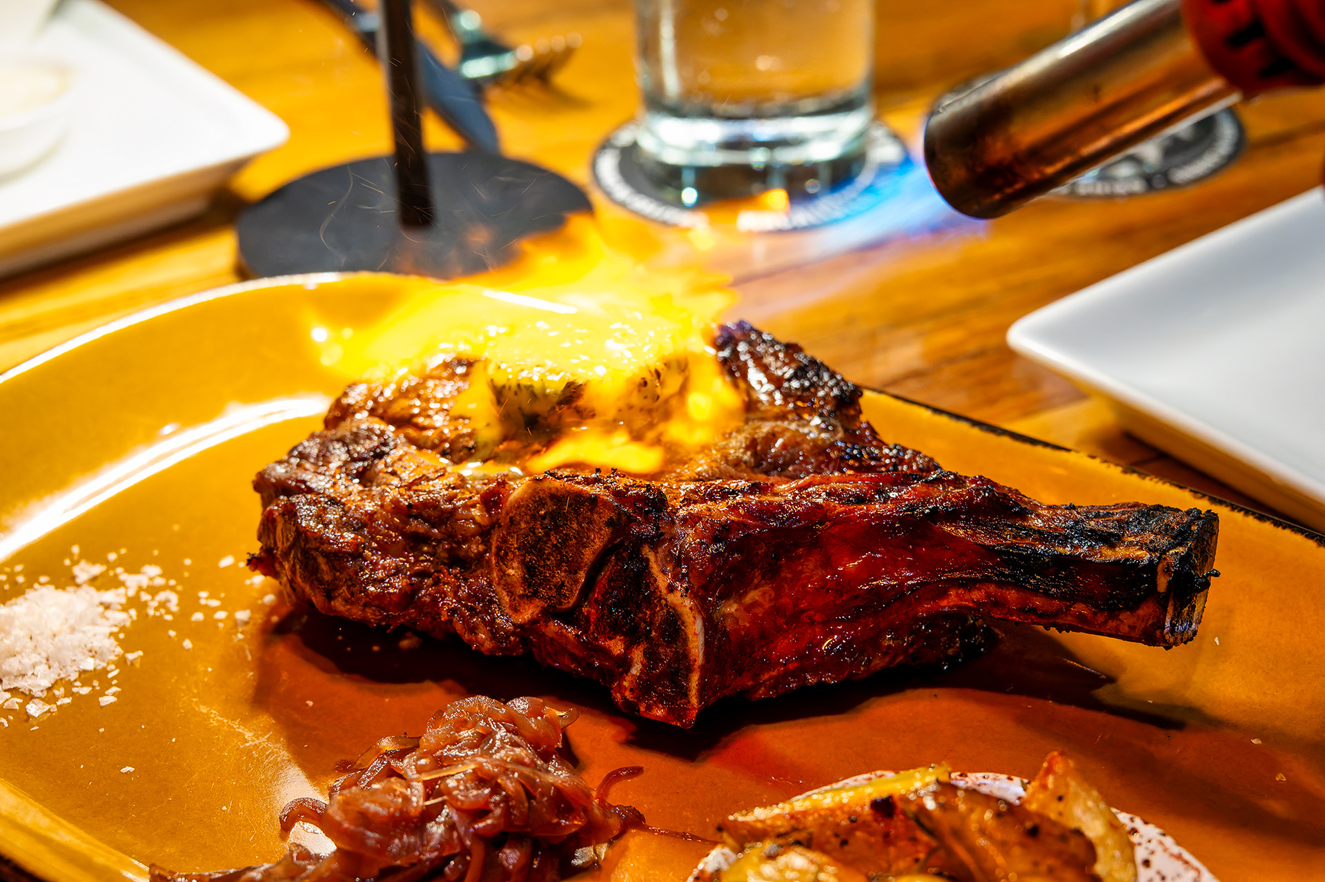 豊富なメニューで見ているだけでも楽しい。美味しくてついワインも進んでしまう