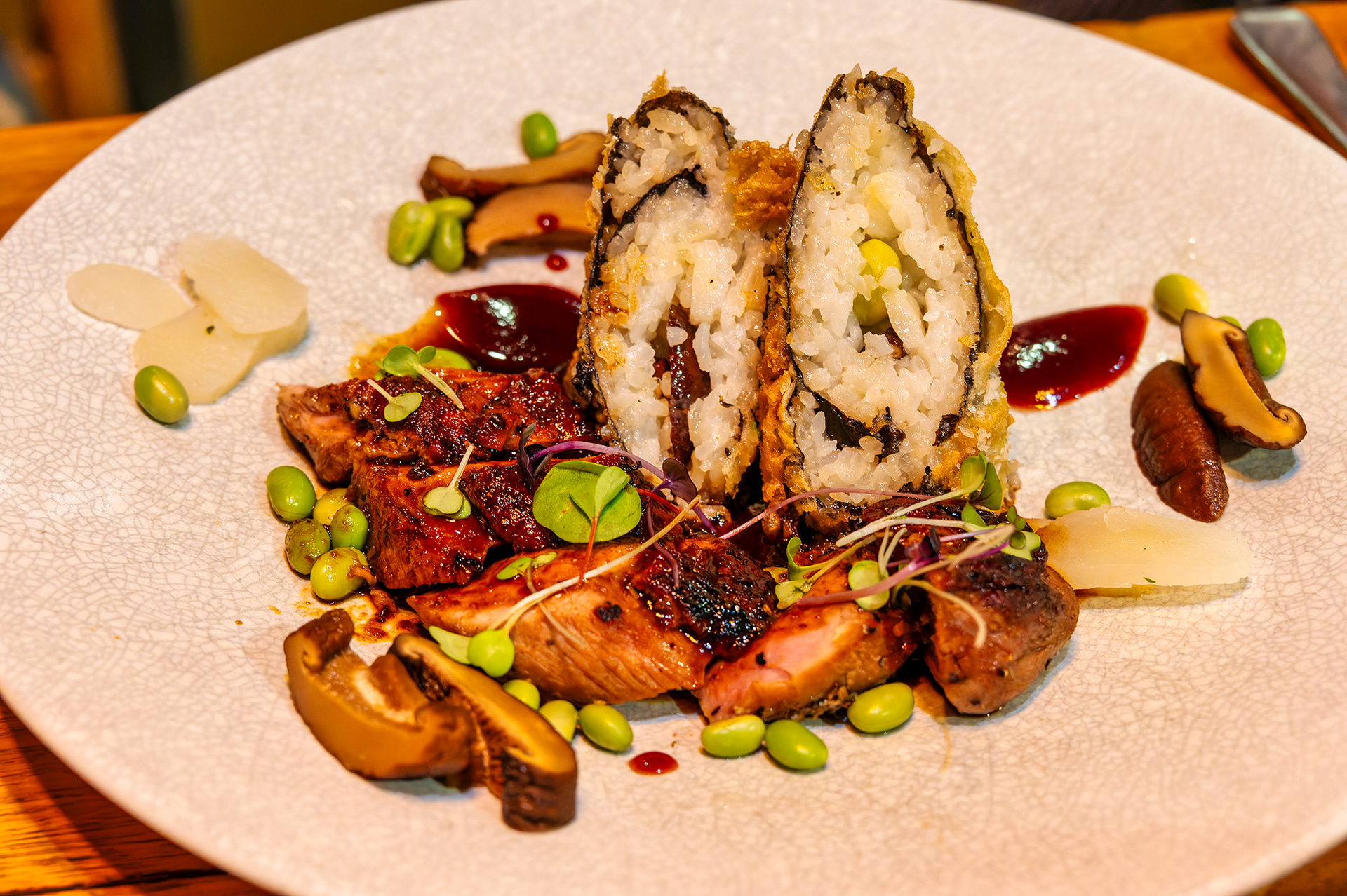 豊富なメニューで見ているだけでも楽しい。美味しくてついワインも進んでしまう