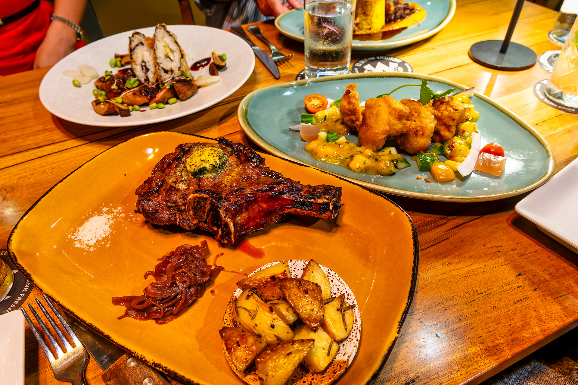 豊富なメニューで見ているだけでも楽しい。美味しくてついワインも進んでしまう